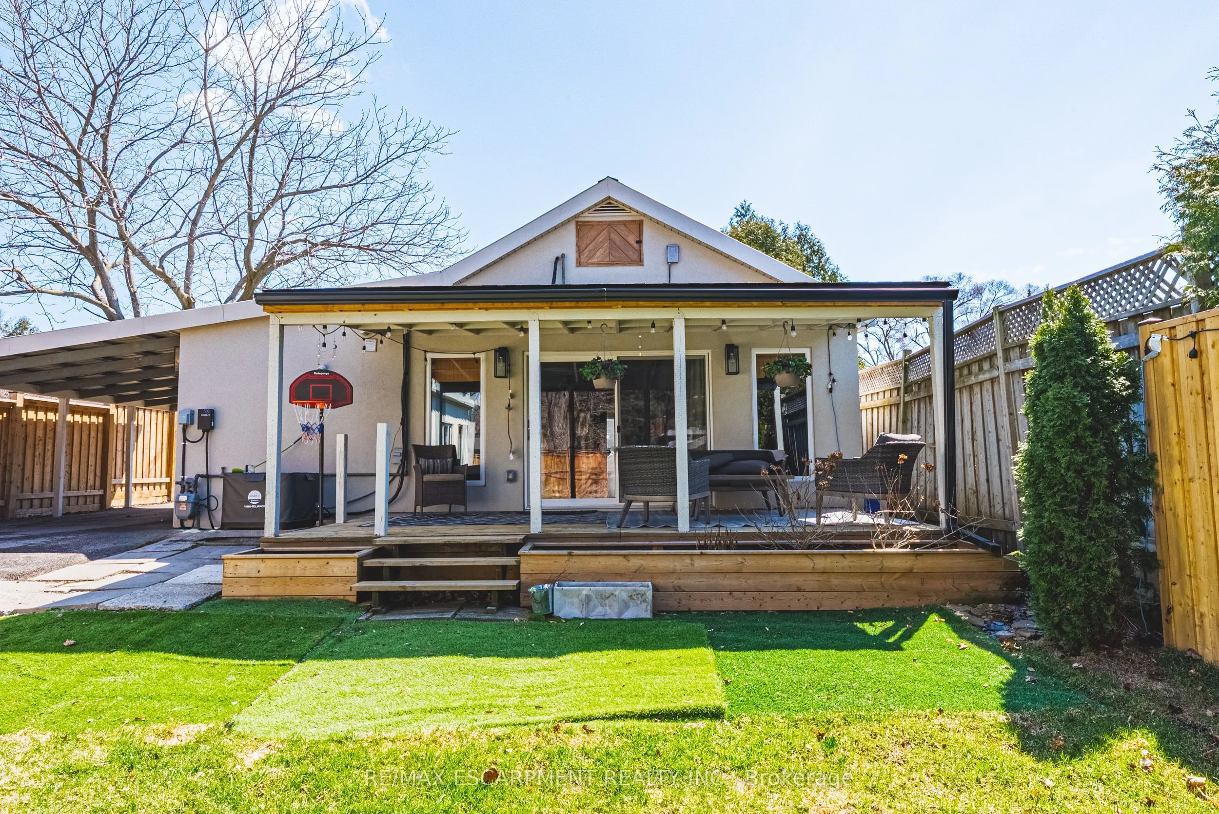 121 Paisley Boulevard E