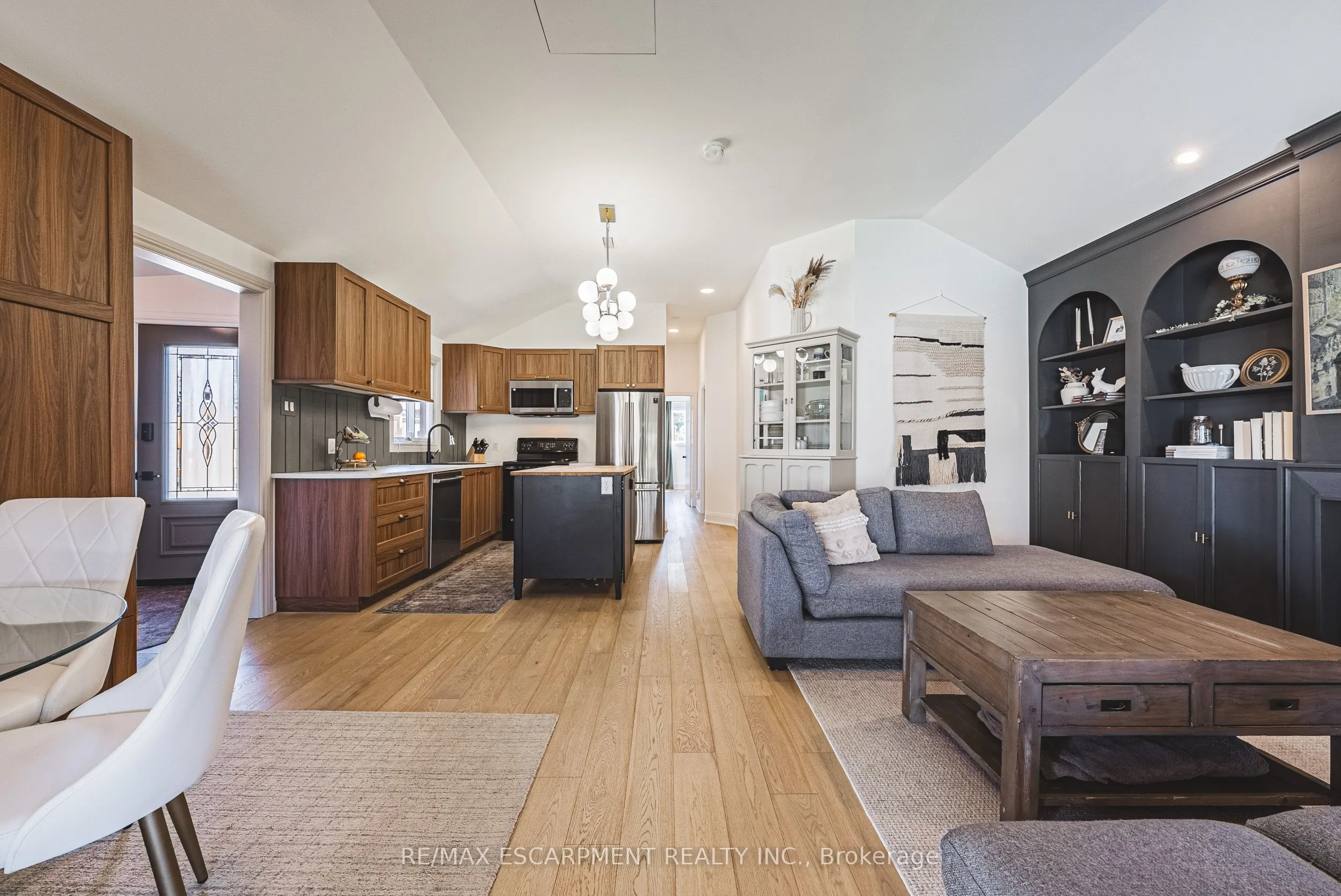 121 Paisley Boulevard E