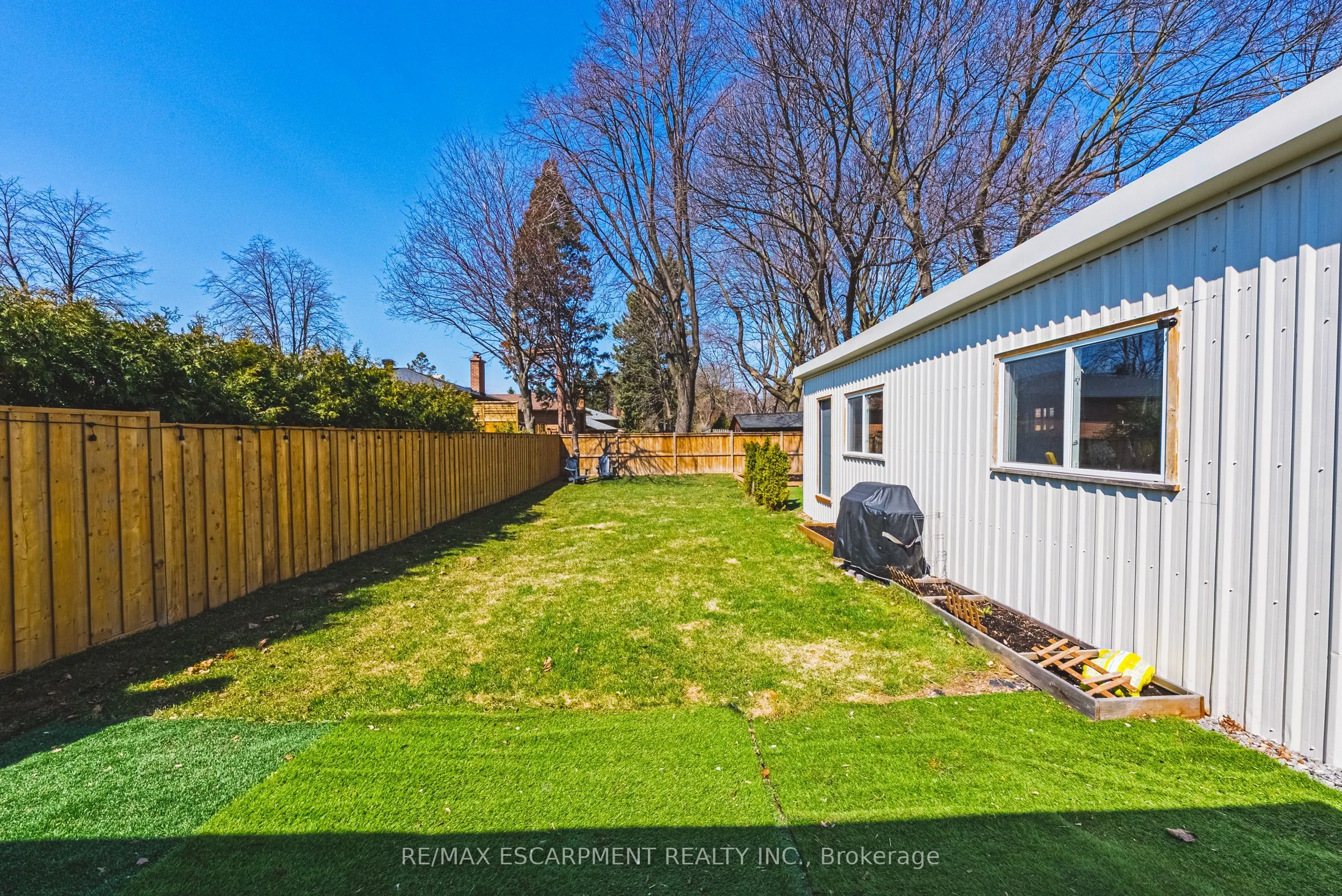 121 Paisley Boulevard E