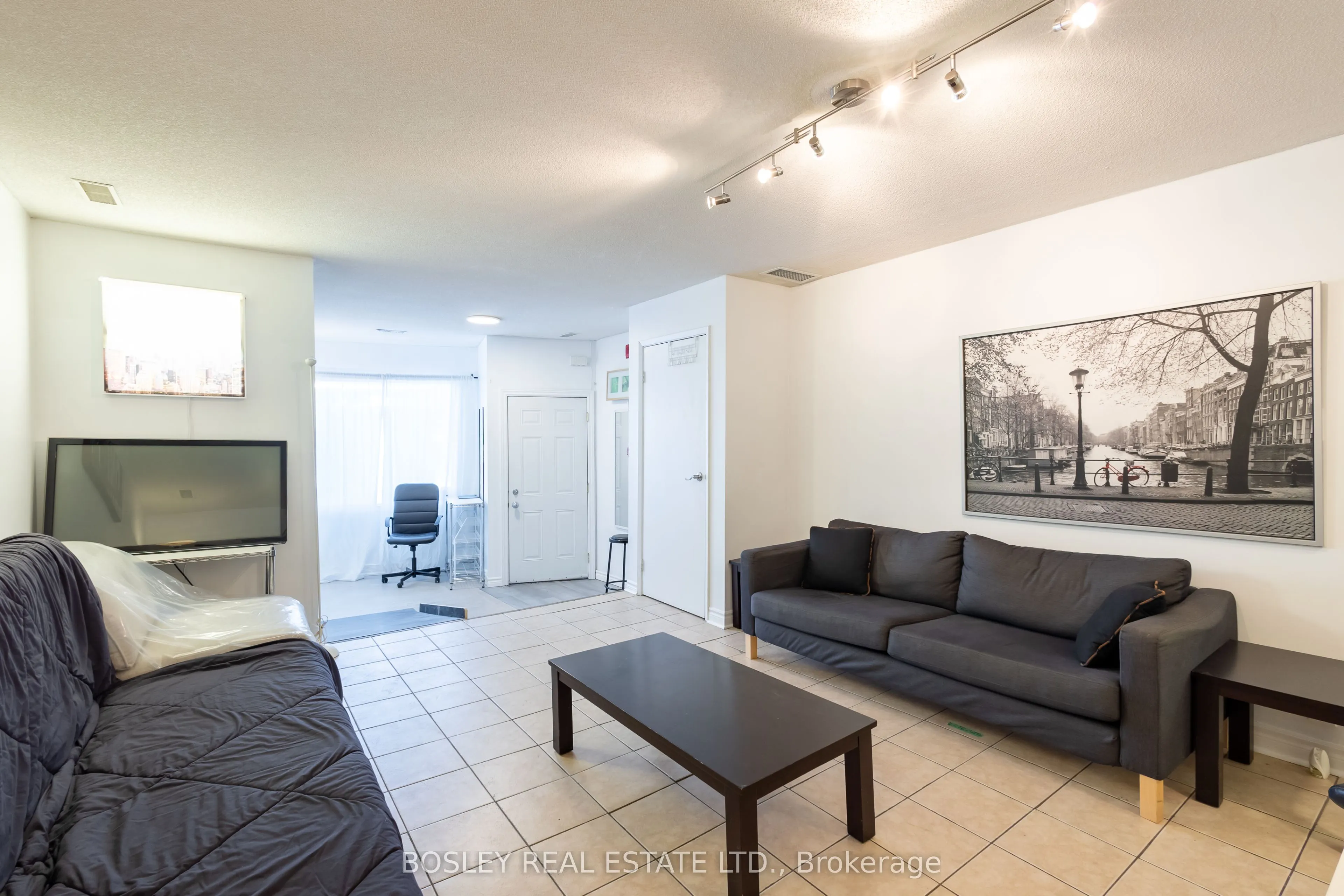 2963 Dundas Street W