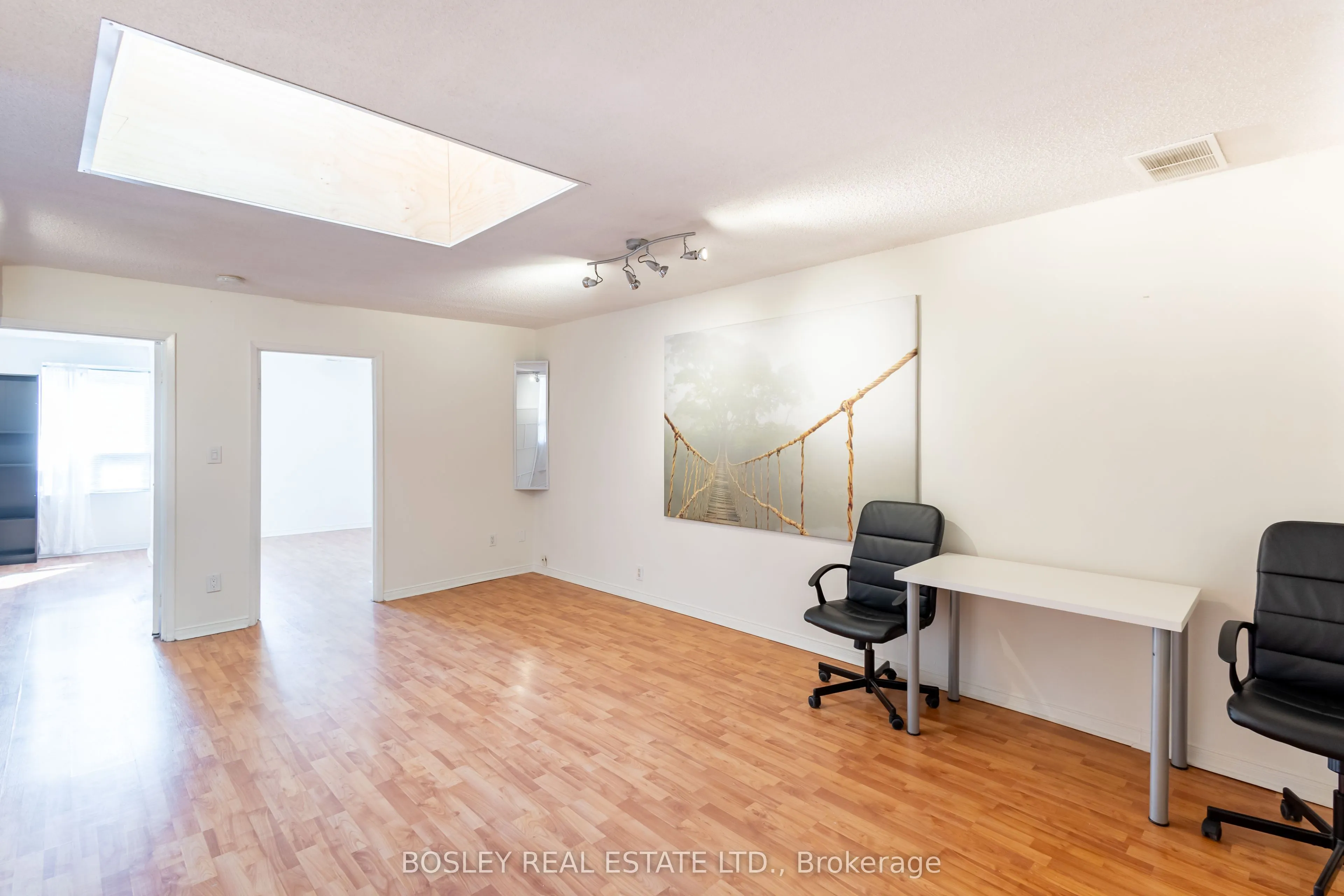 2963 Dundas Street W