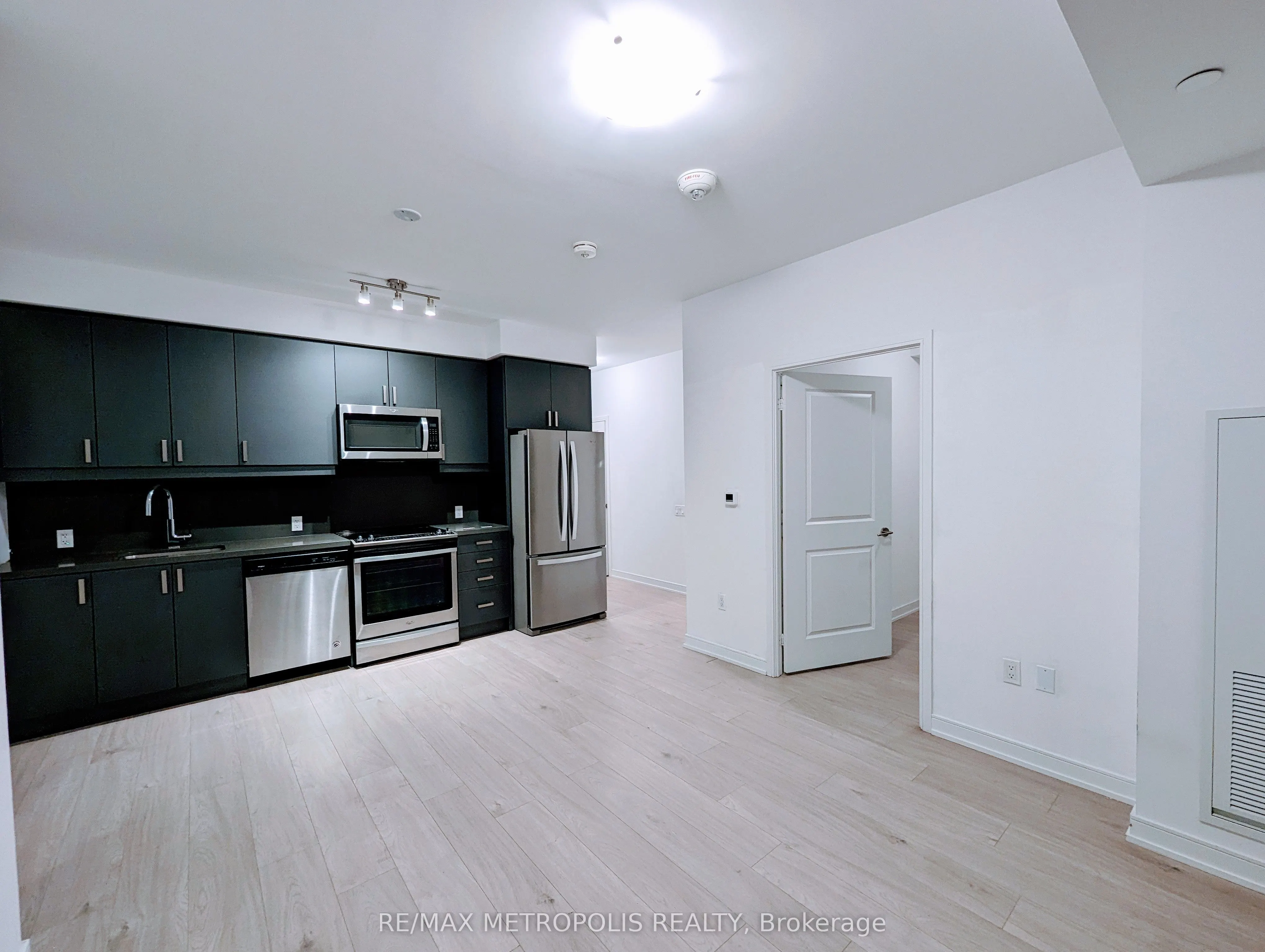 8 Nahani Way #3403