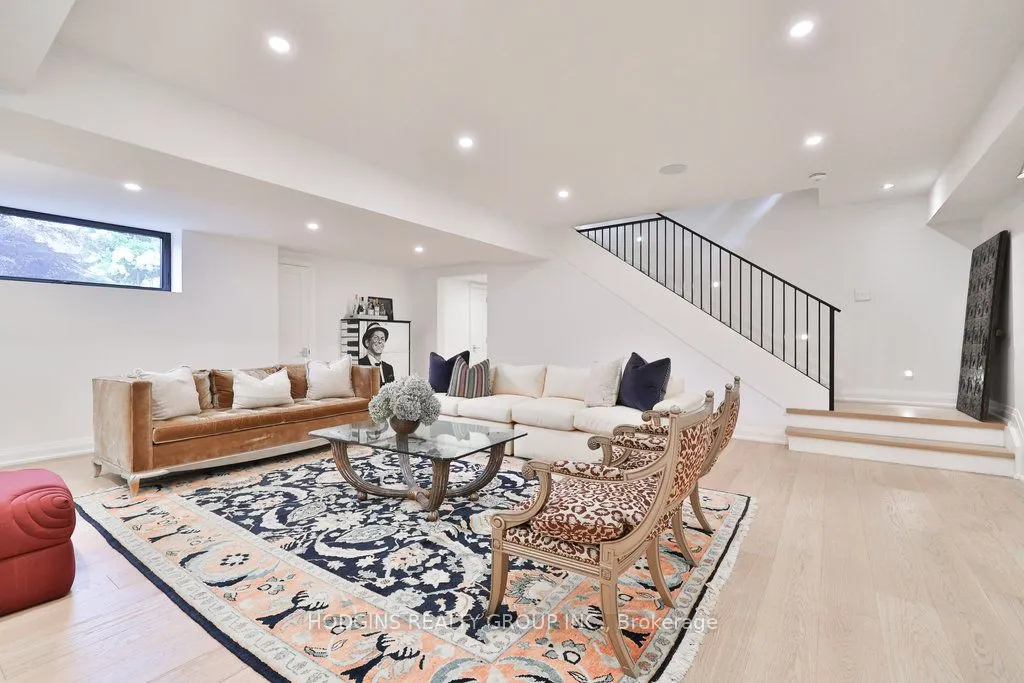 238 Mineola Road W