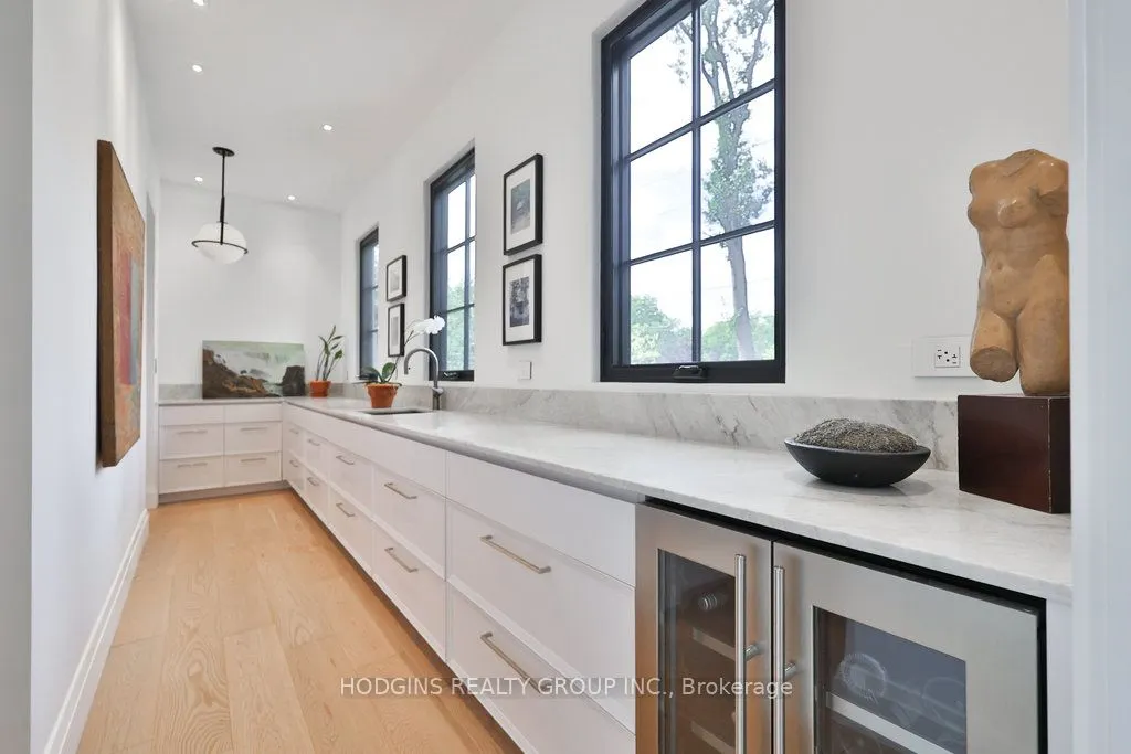 238 Mineola Road W