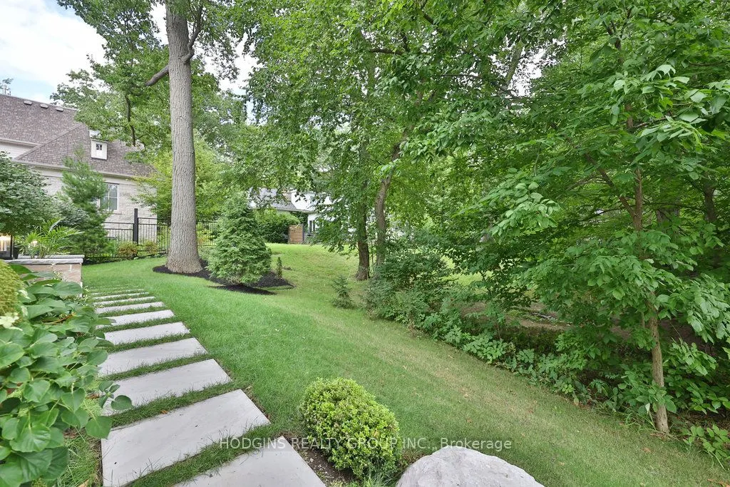 238 Mineola Road W
