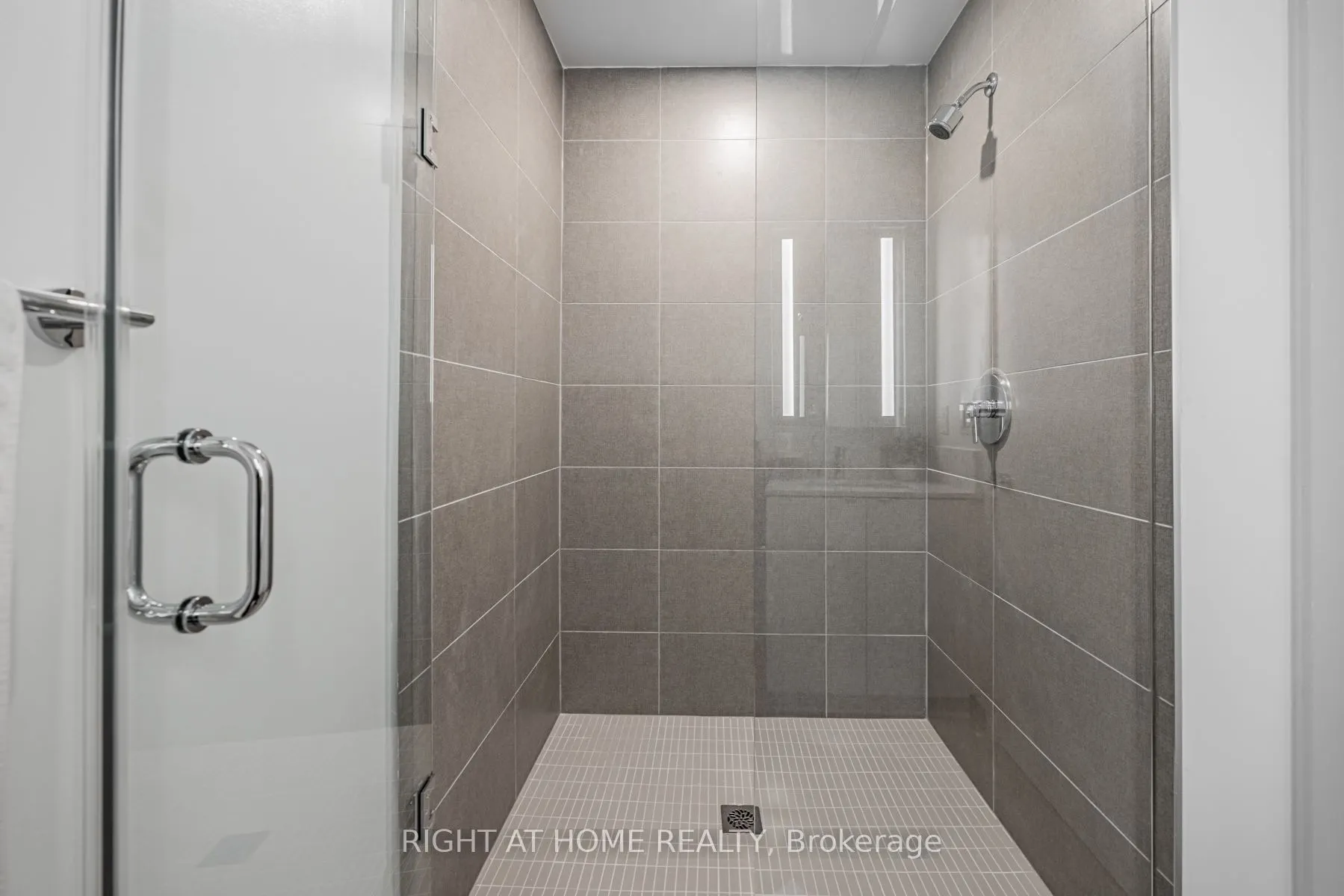 270 Dufferin Street #815