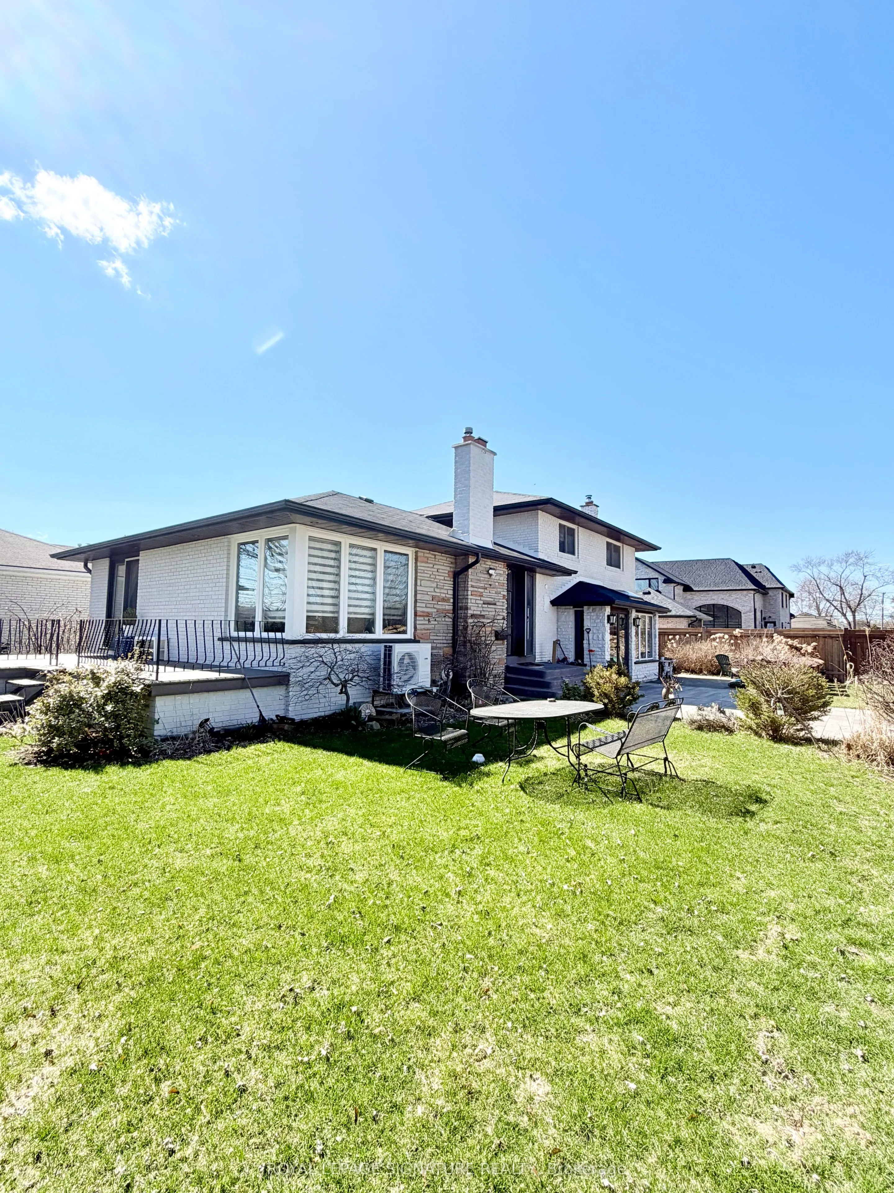 2263 Harcourt Crescent
