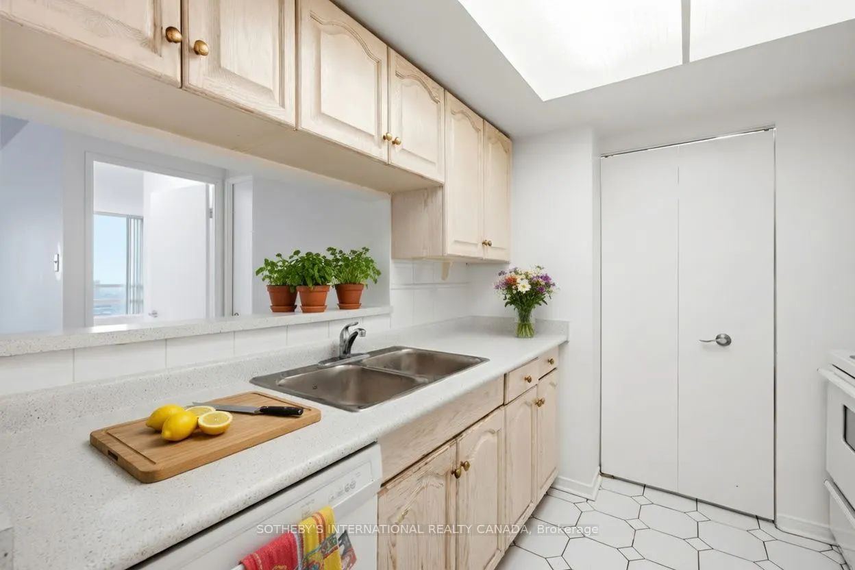 75 King Street E #1609