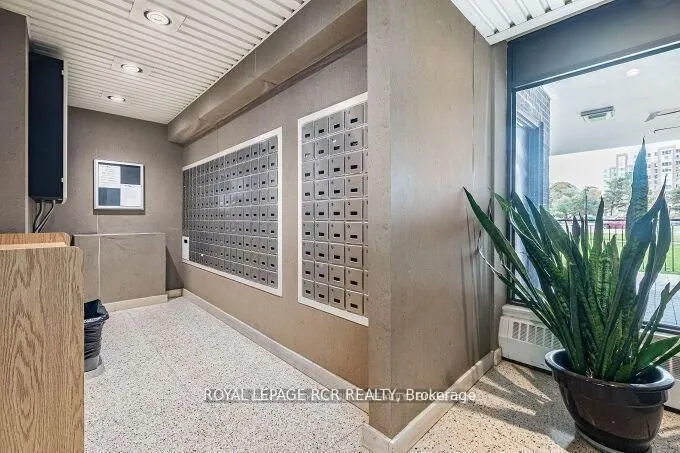 1535 Lakeshore Road E #205