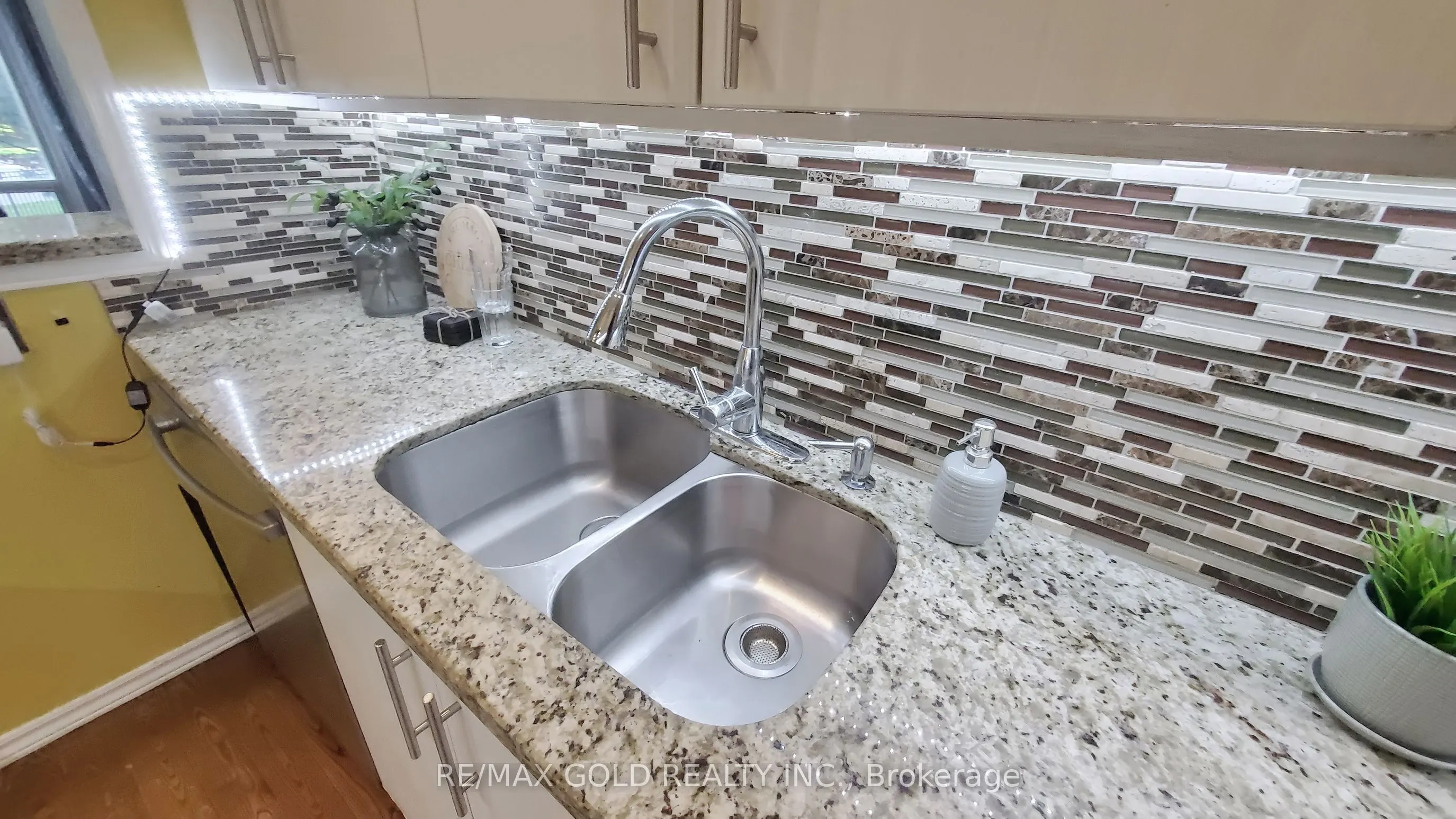 18 Carleton Place #18