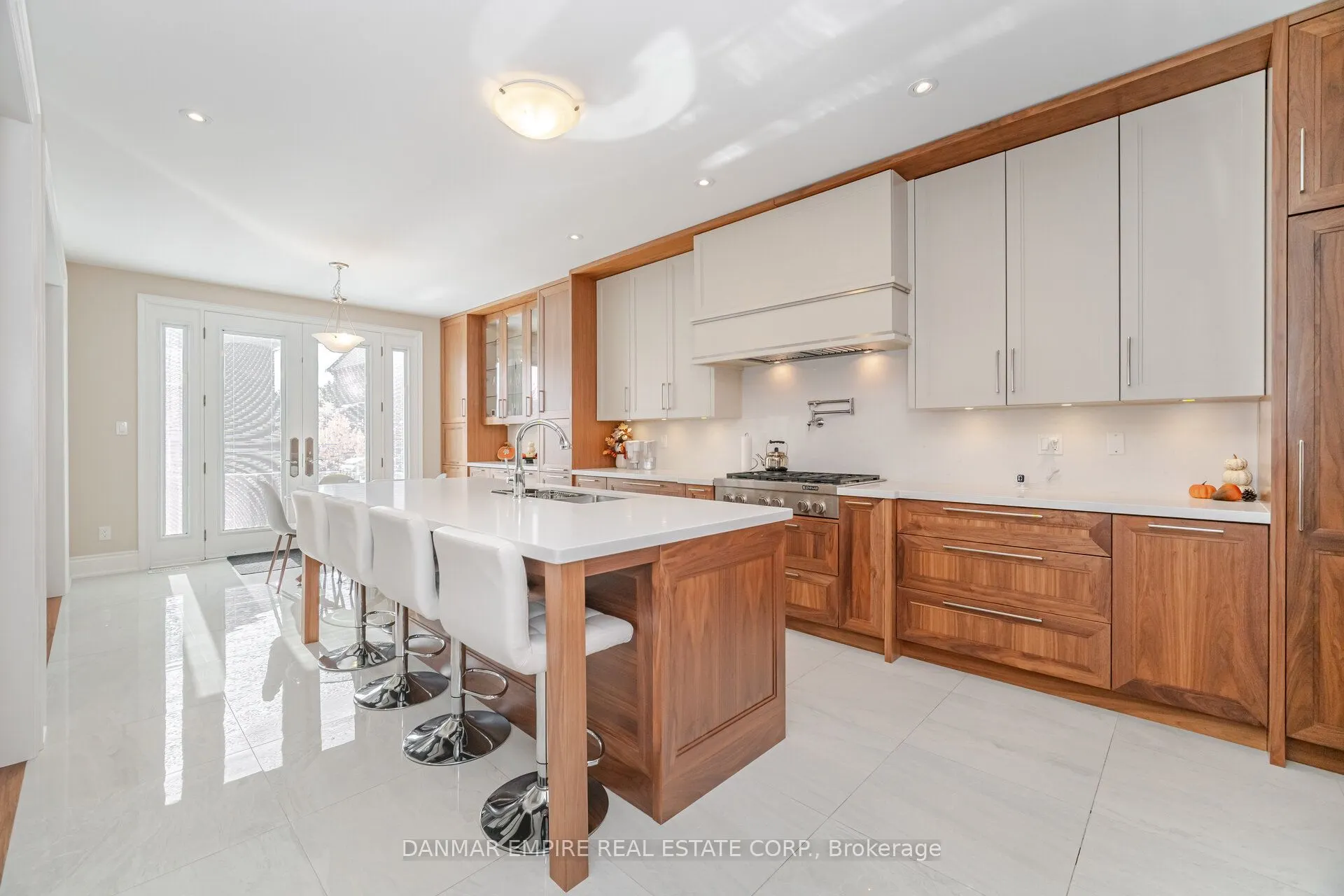 2118 Vineland Crescent