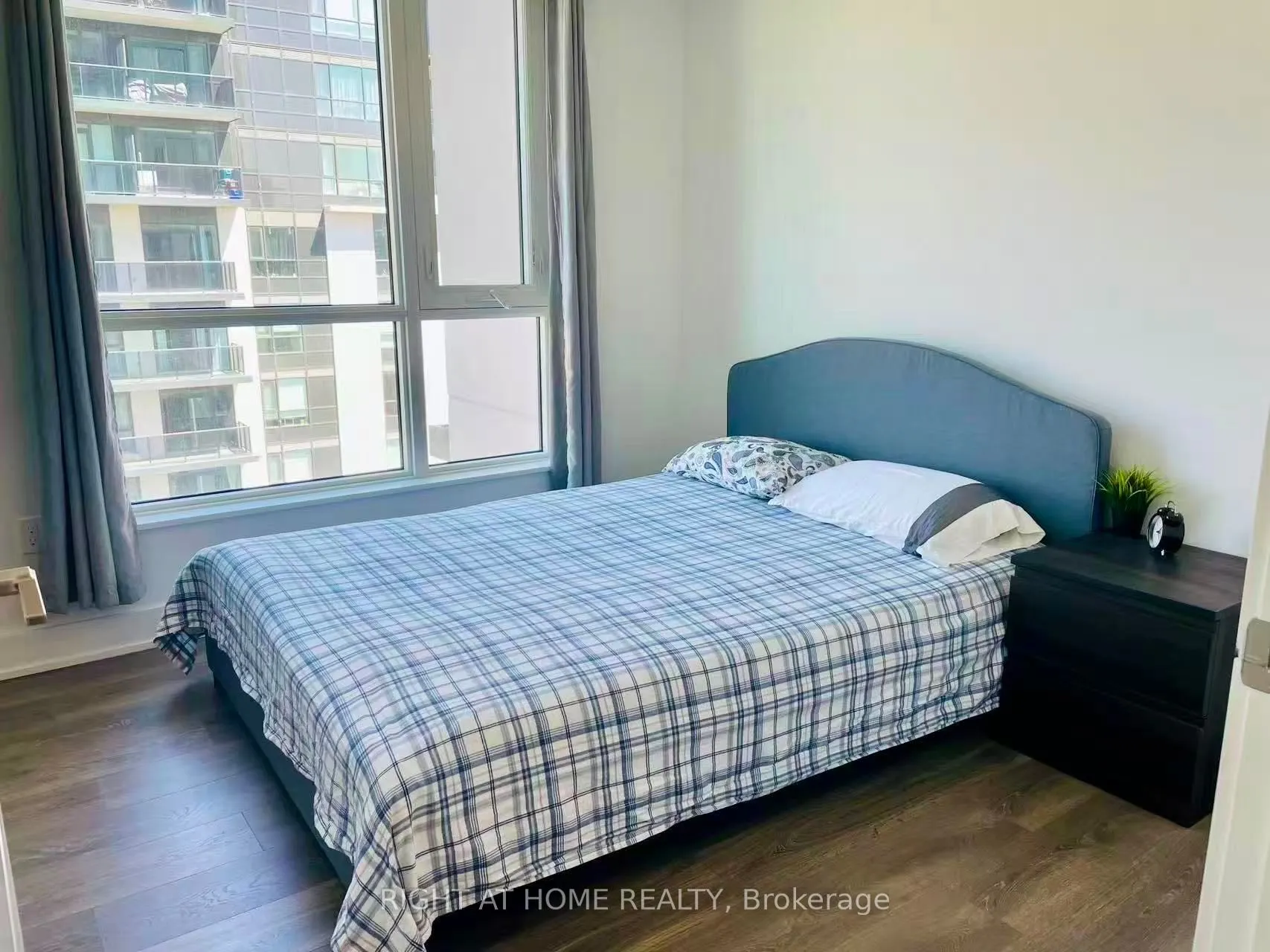 202 Burnhamthorpe Road E #1607