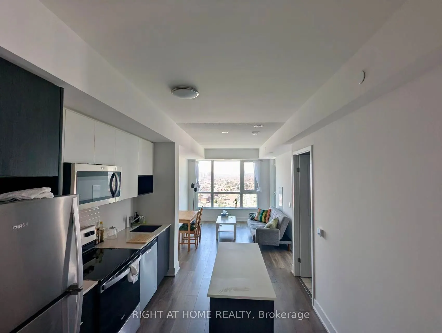 202 Burnhamthorpe Road E #1607