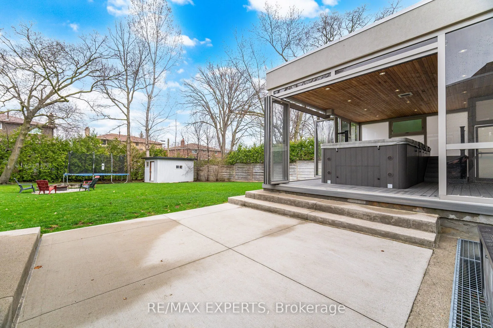 1527 Glenhill Crescent