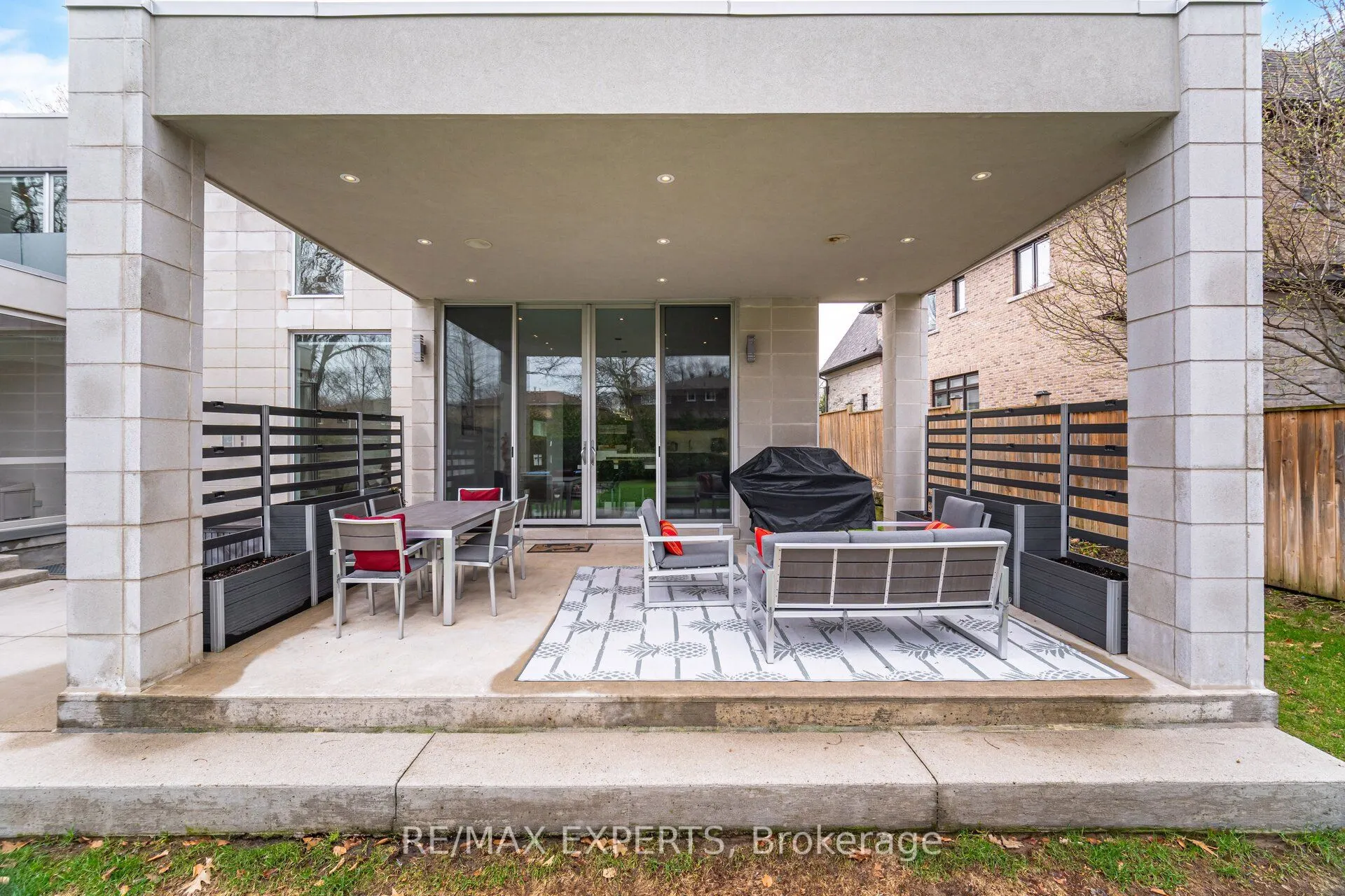 1527 Glenhill Crescent