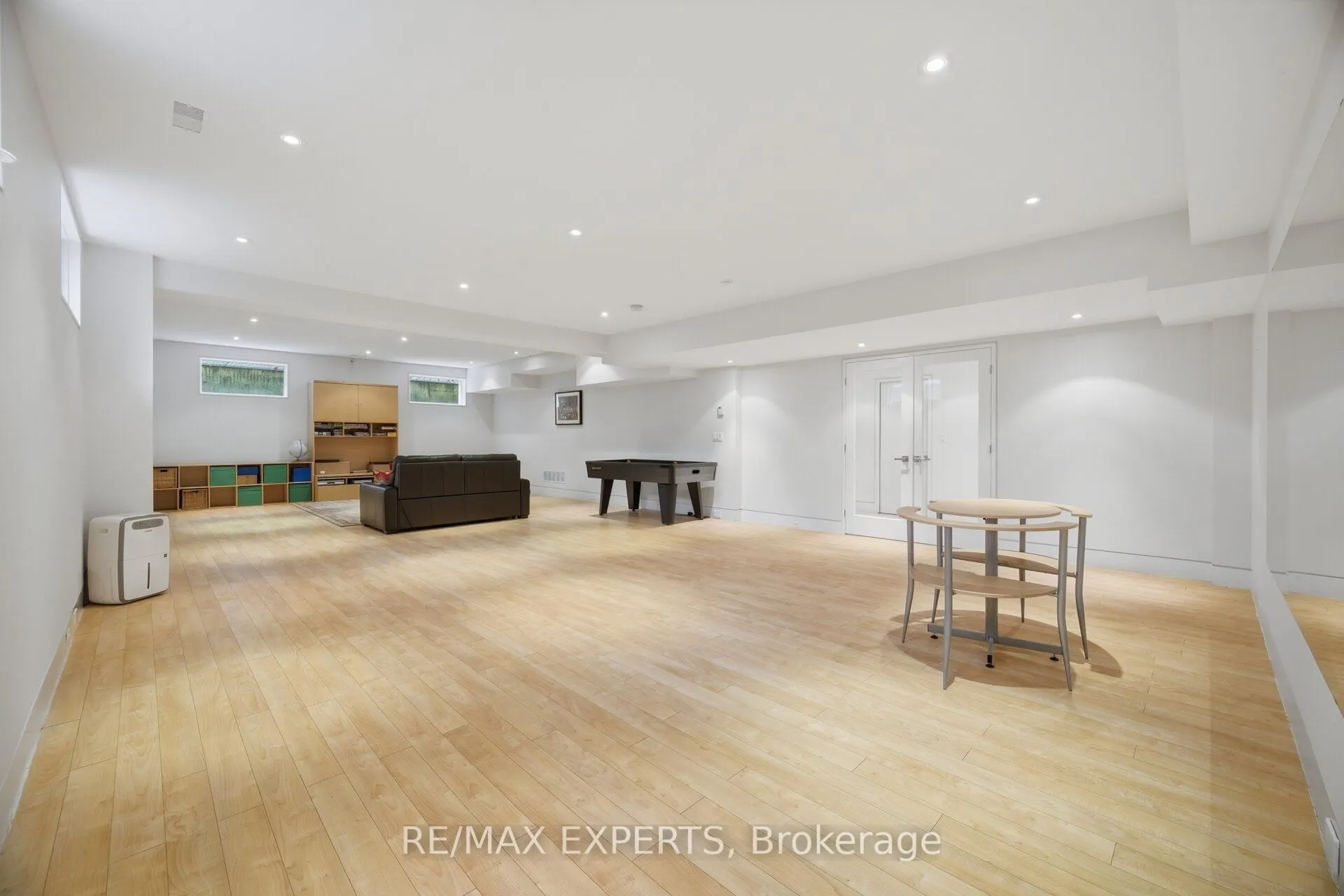 1527 Glenhill Crescent