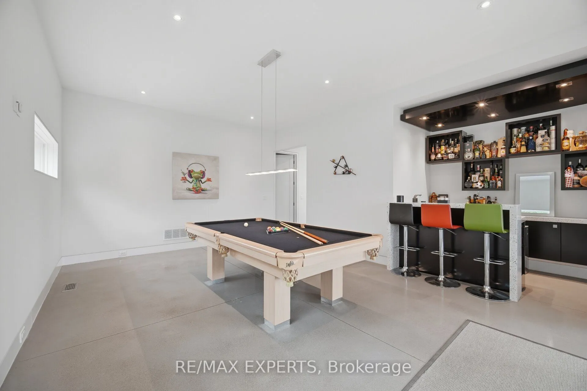 1527 Glenhill Crescent