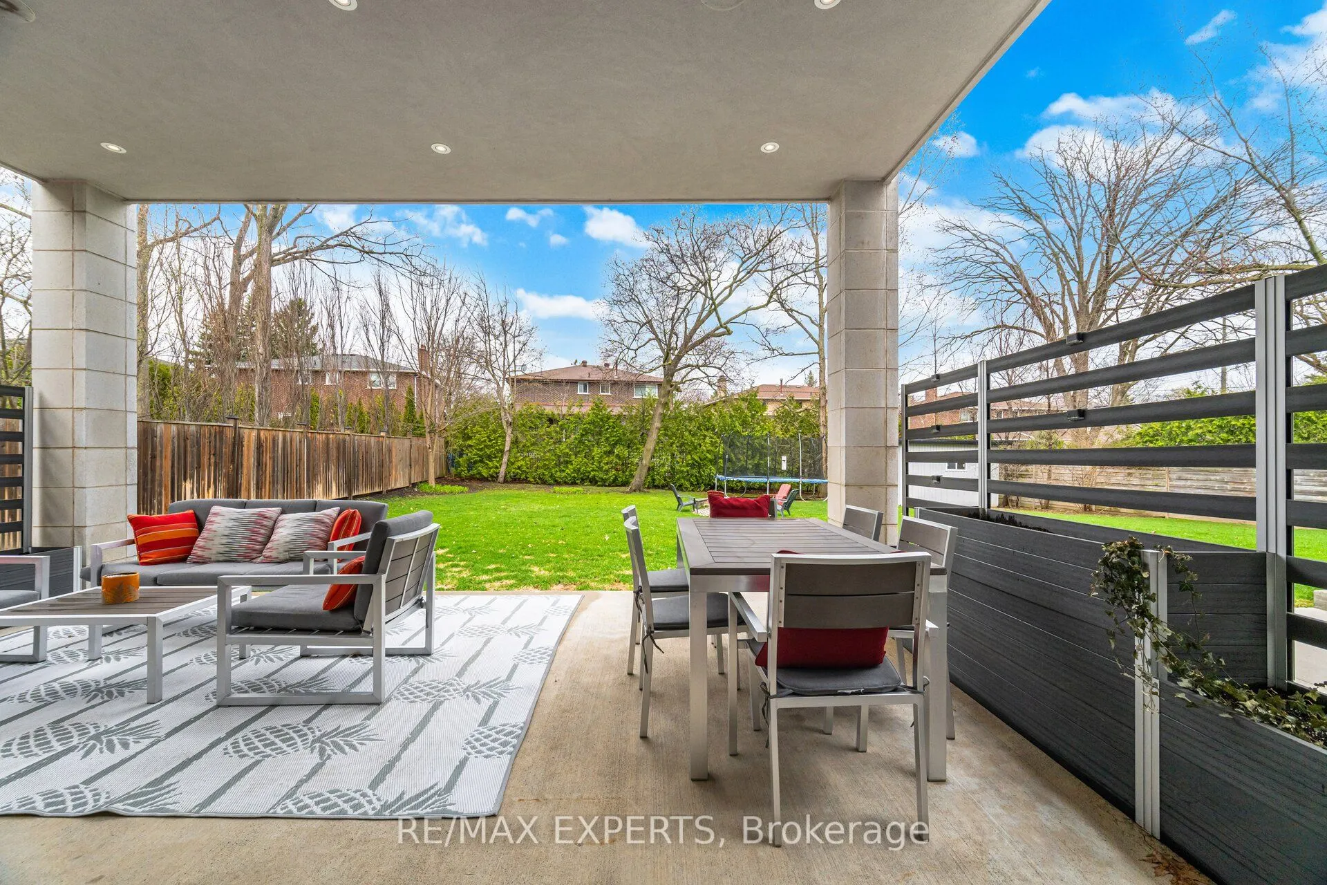 1527 Glenhill Crescent