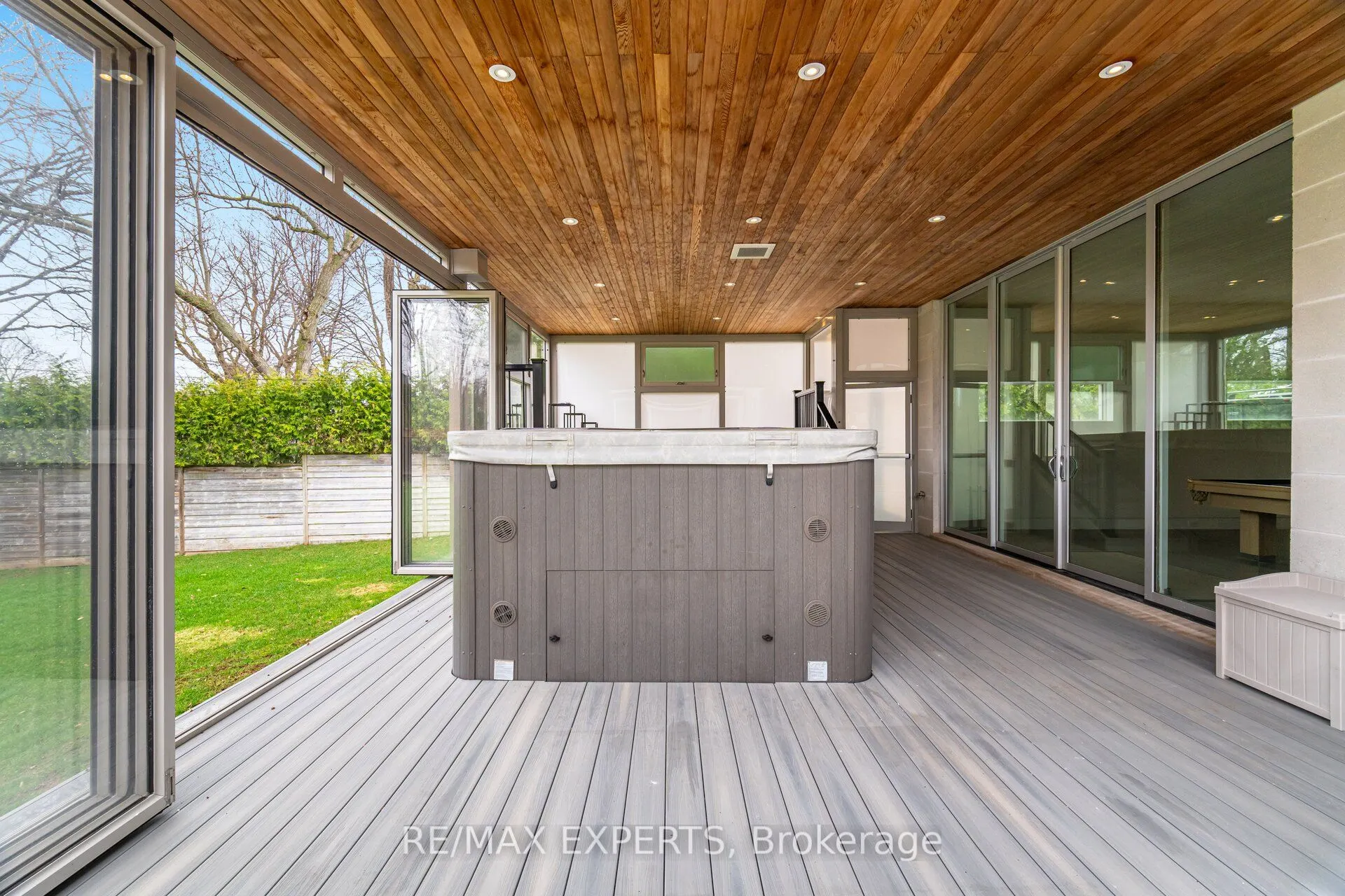 1527 Glenhill Crescent
