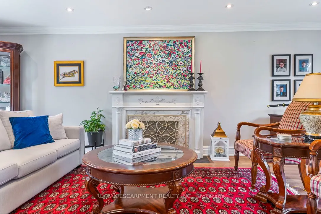996 Cresthampton Lane