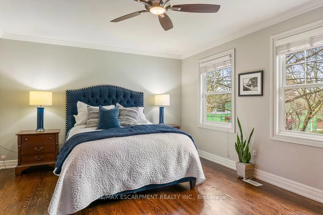 996 Cresthampton Lane