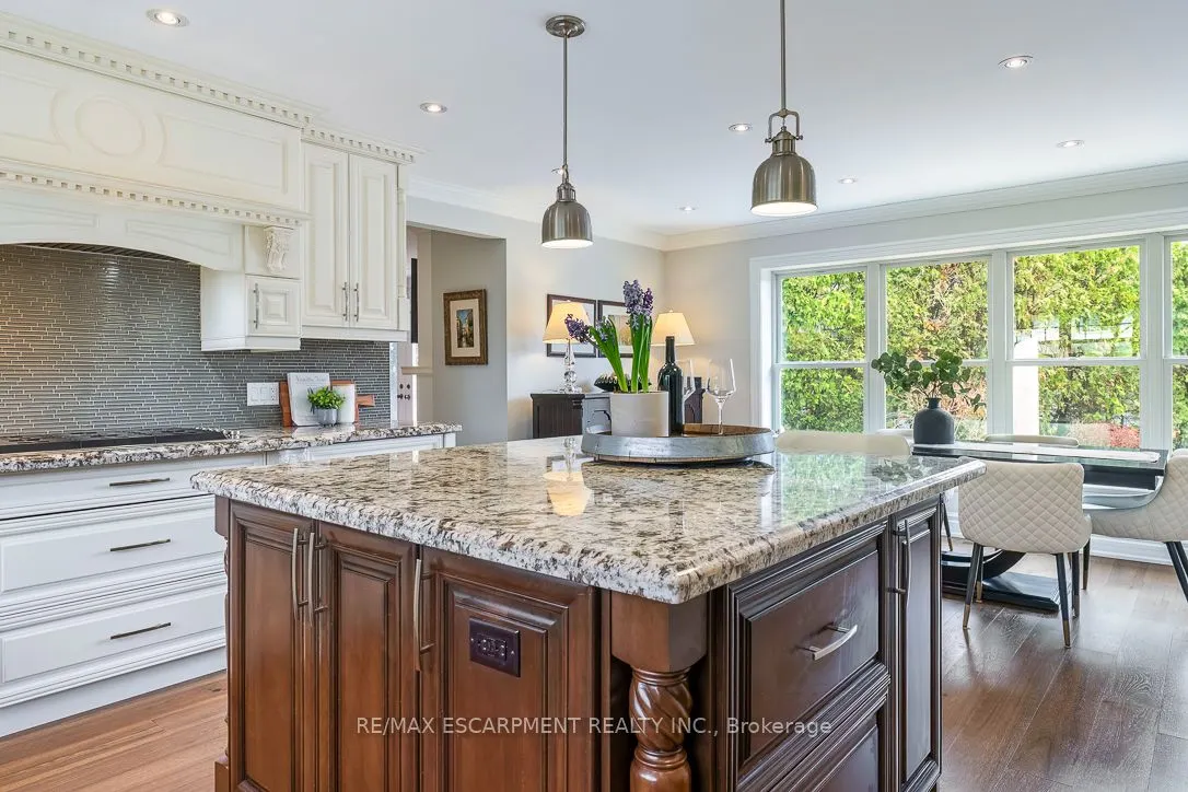 996 Cresthampton Lane