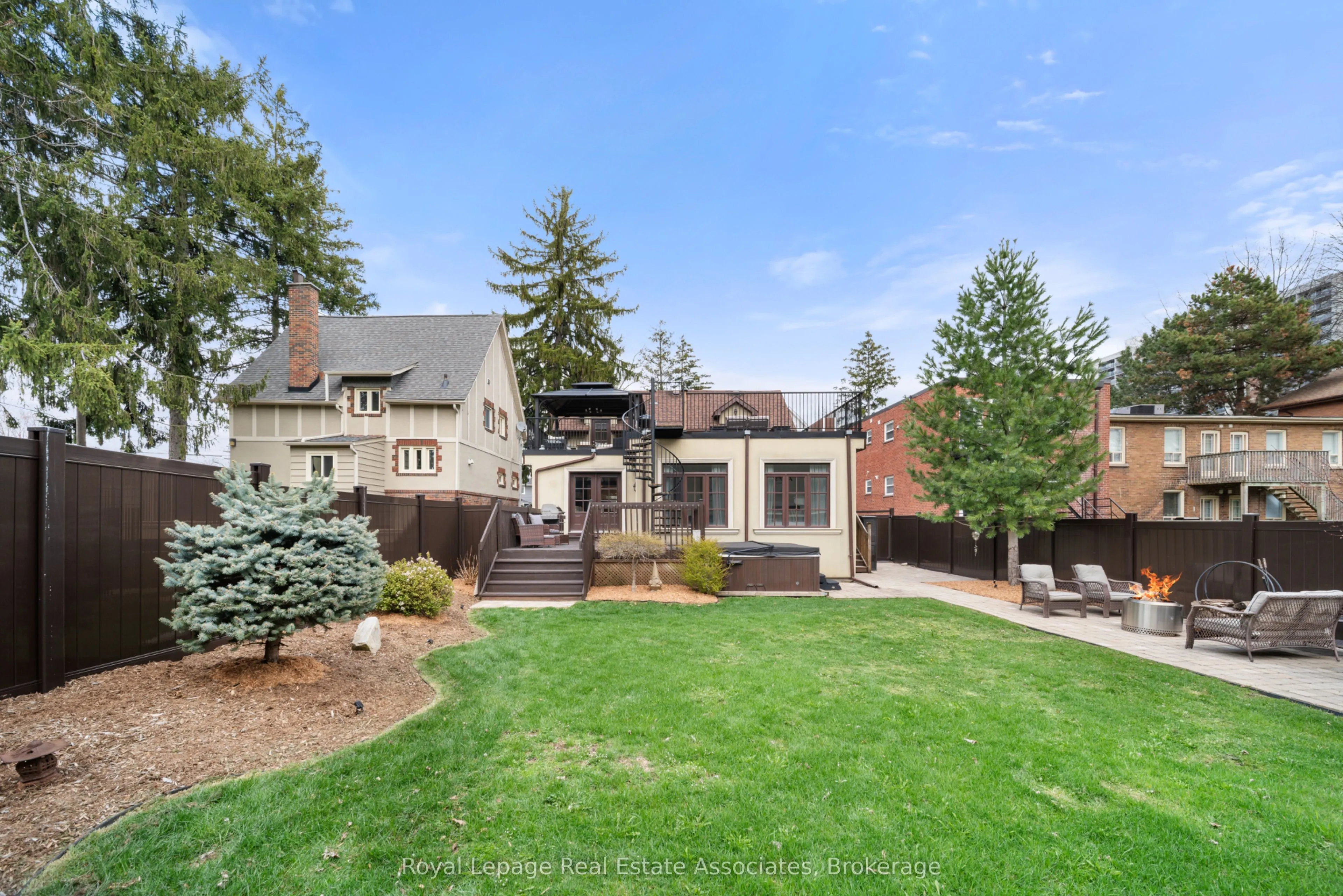 36 Mississauga Road N
