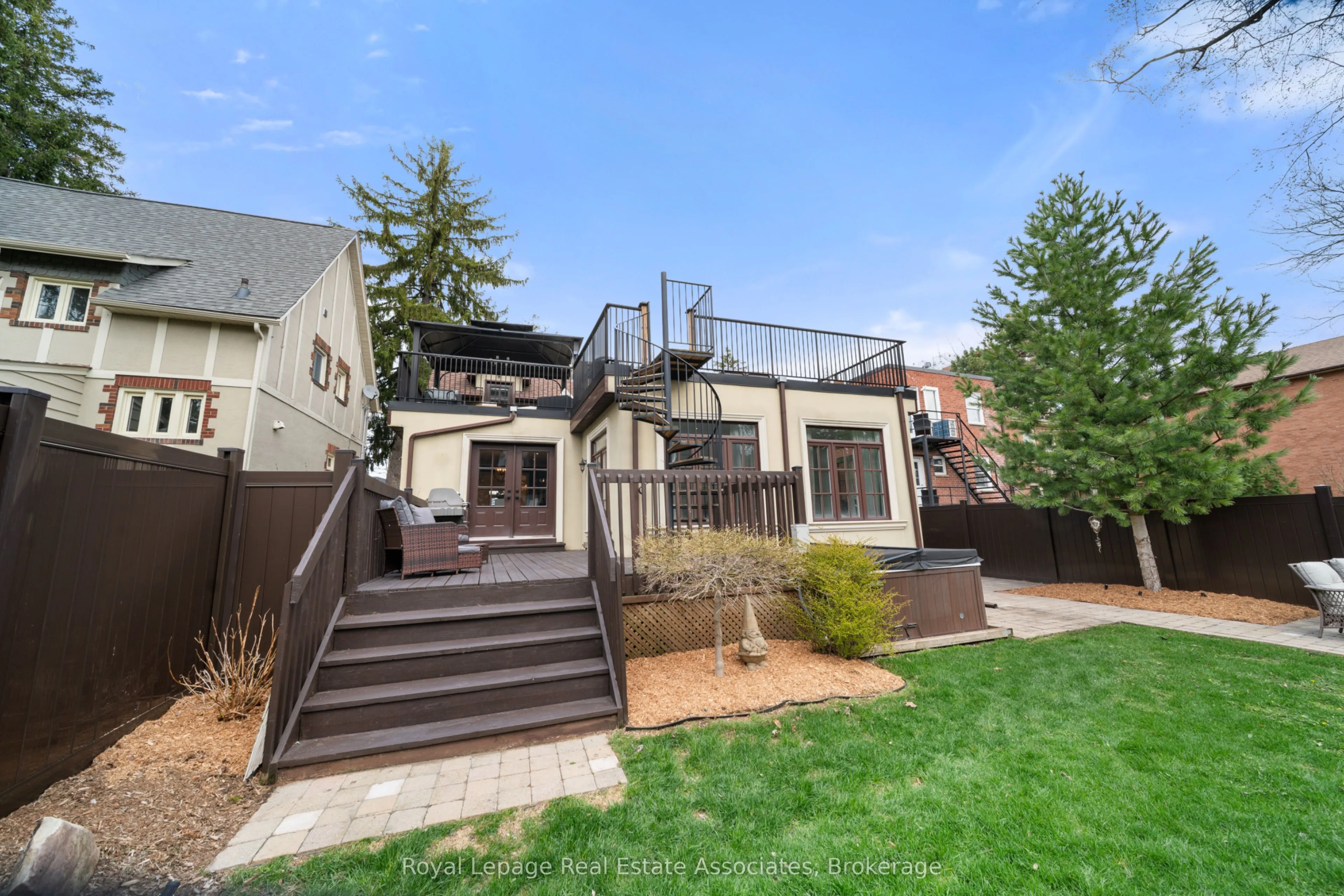 36 Mississauga Road N
