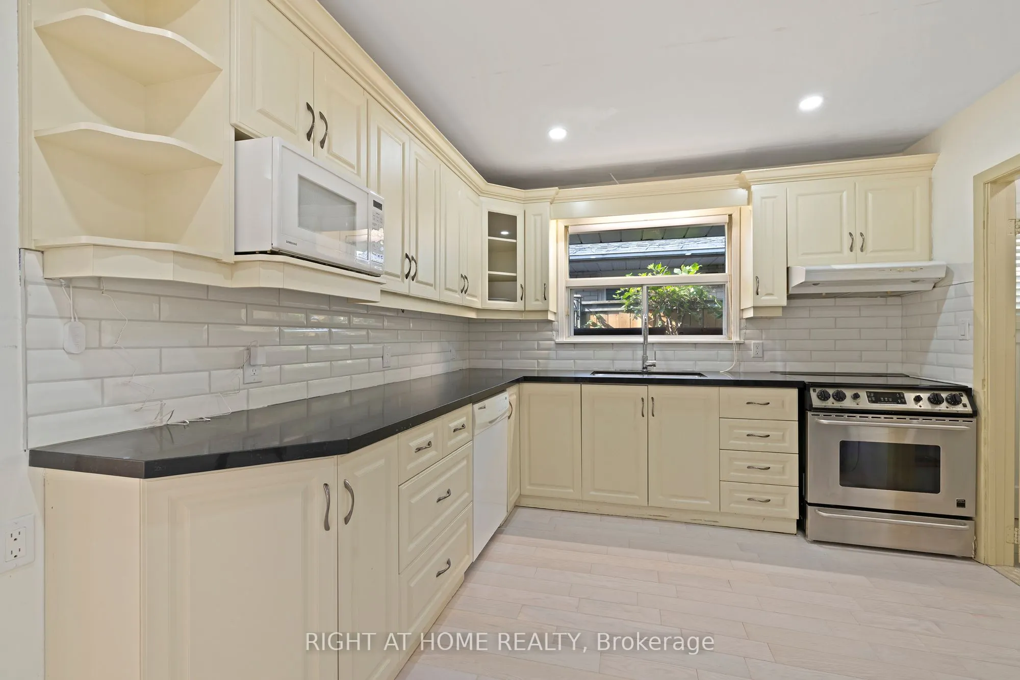 1147 Saturnia Crescent