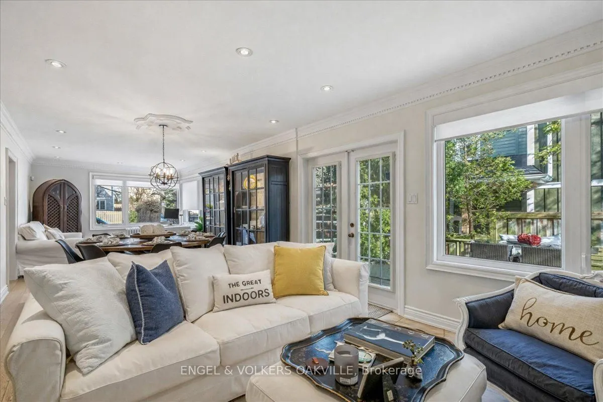 38 John Street S