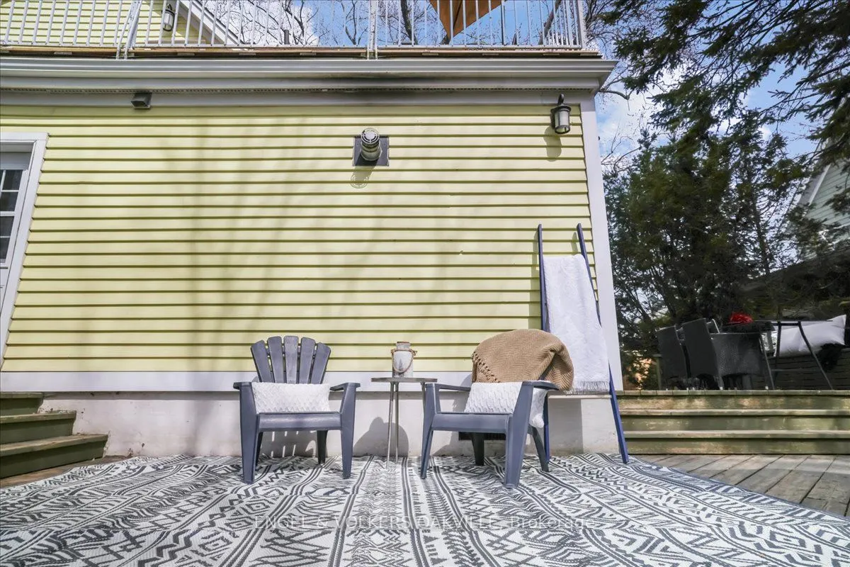 38 John Street S