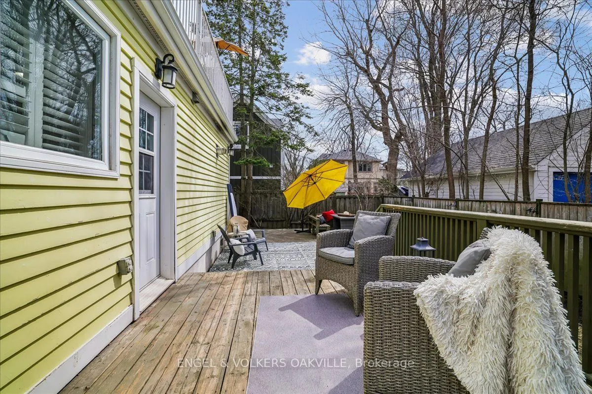 38 John Street S