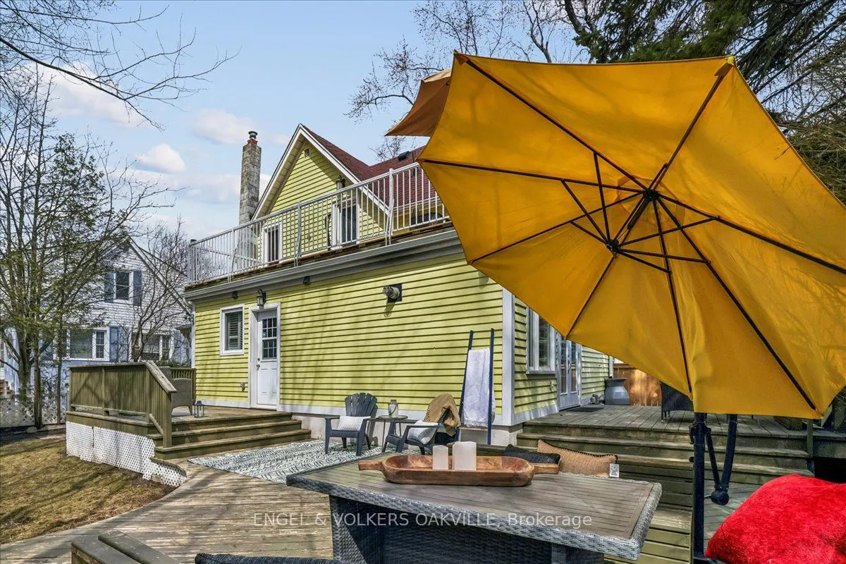 38 John Street S
