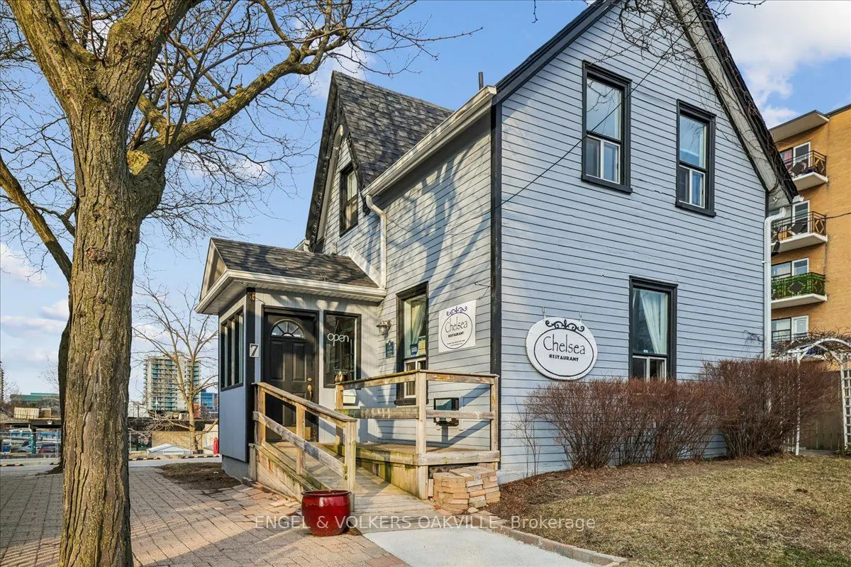 38 John Street S