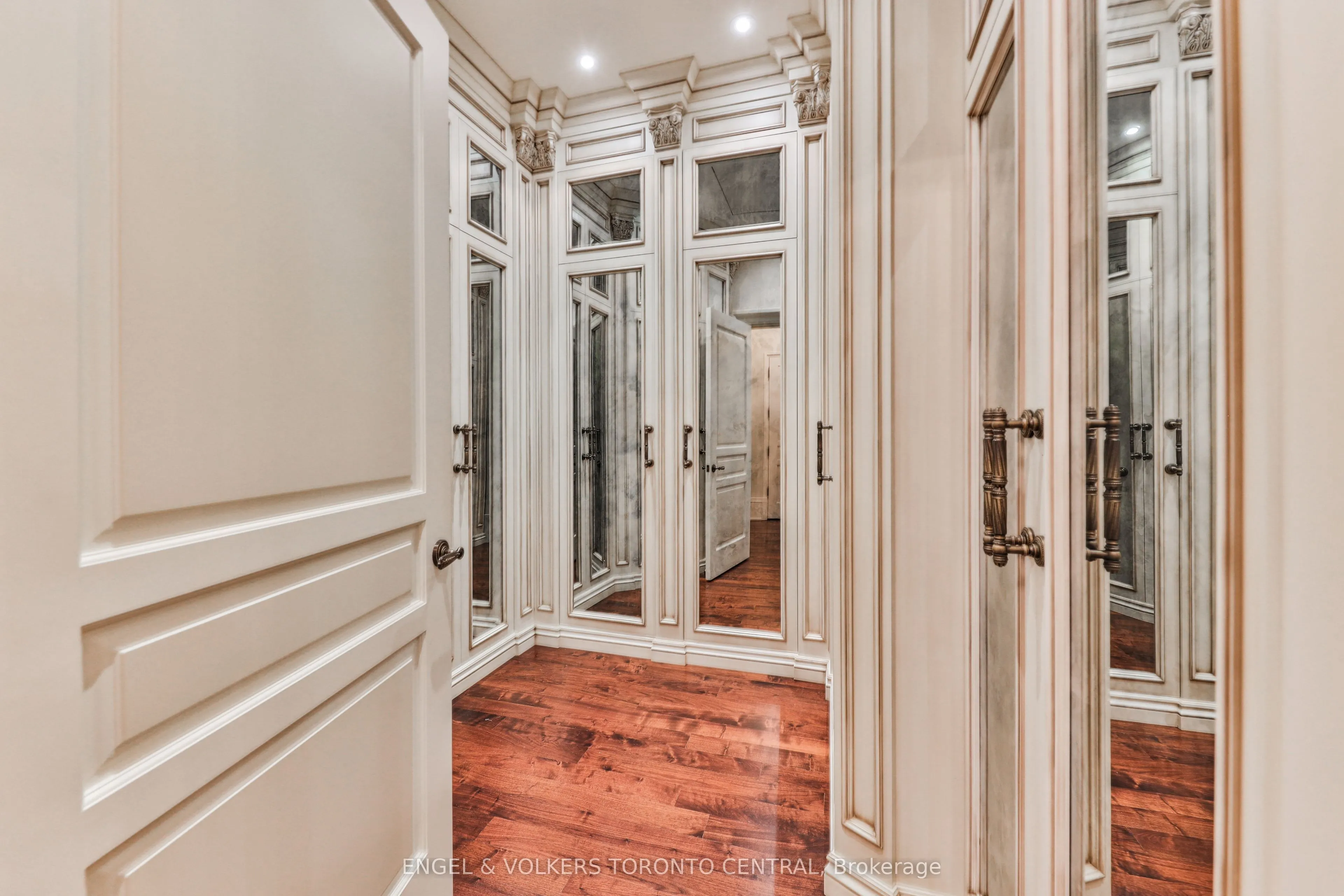 489 Lakeshore Road E