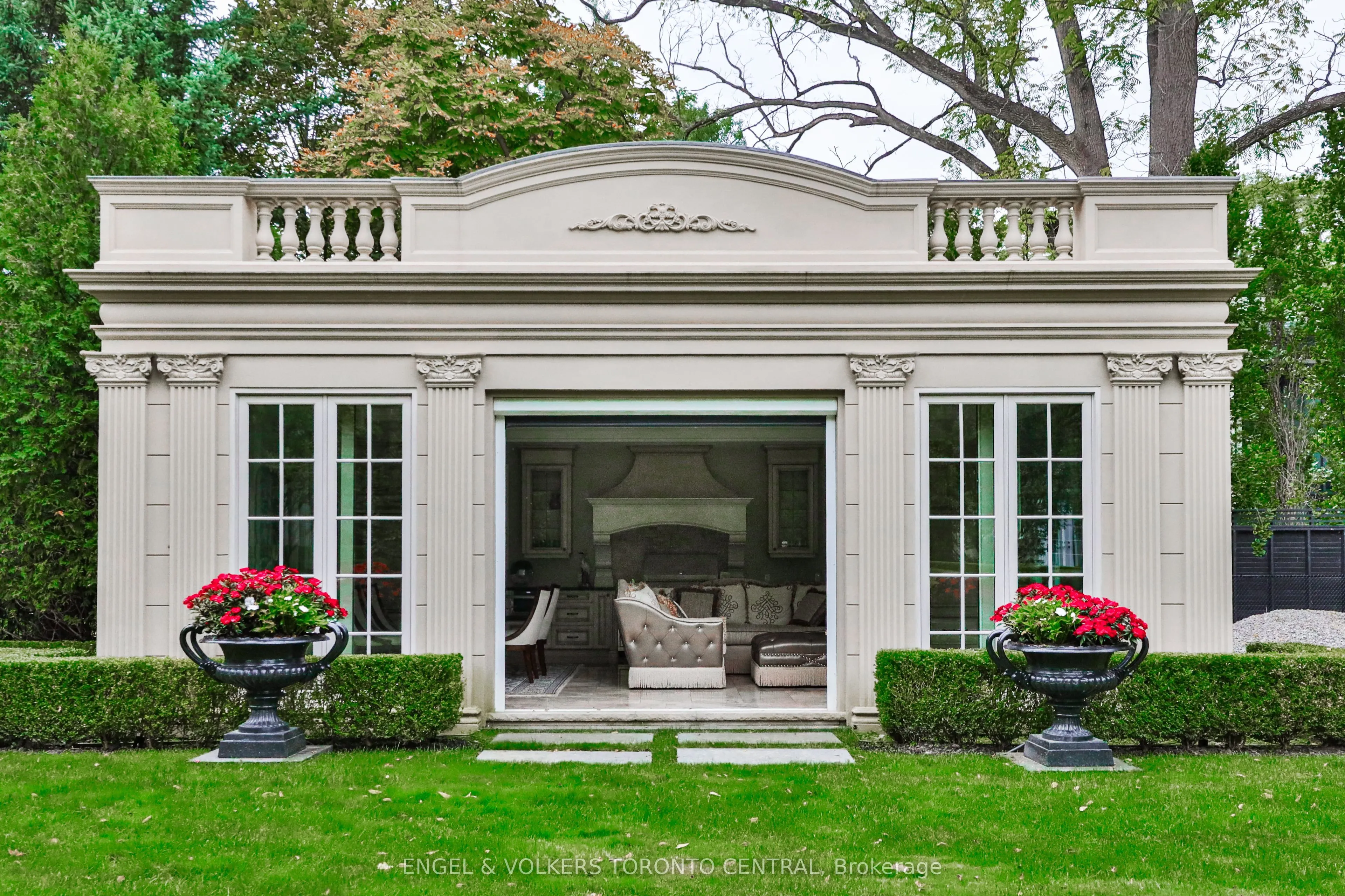 489 Lakeshore Road E