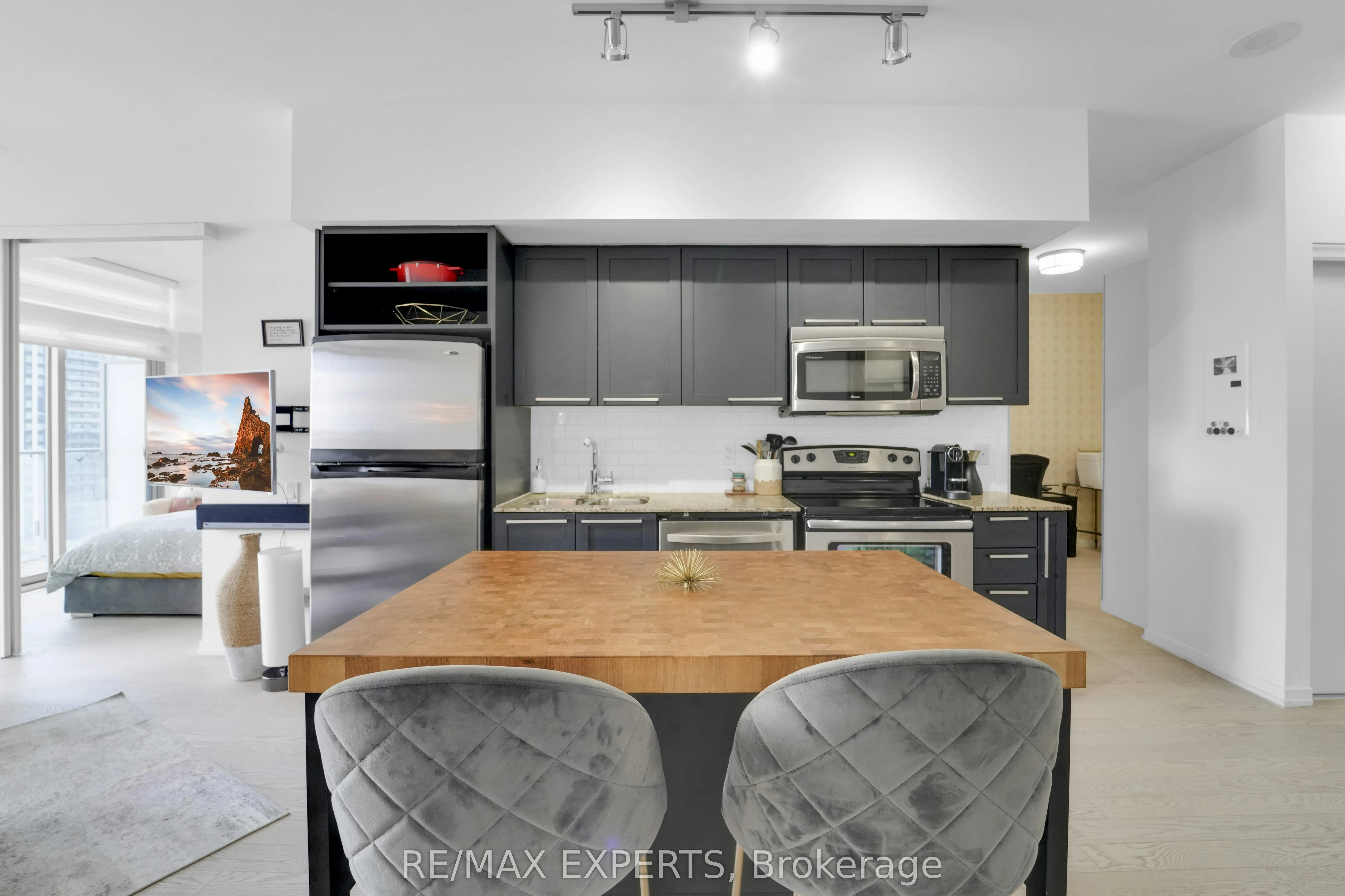 103 The Queensway #1915