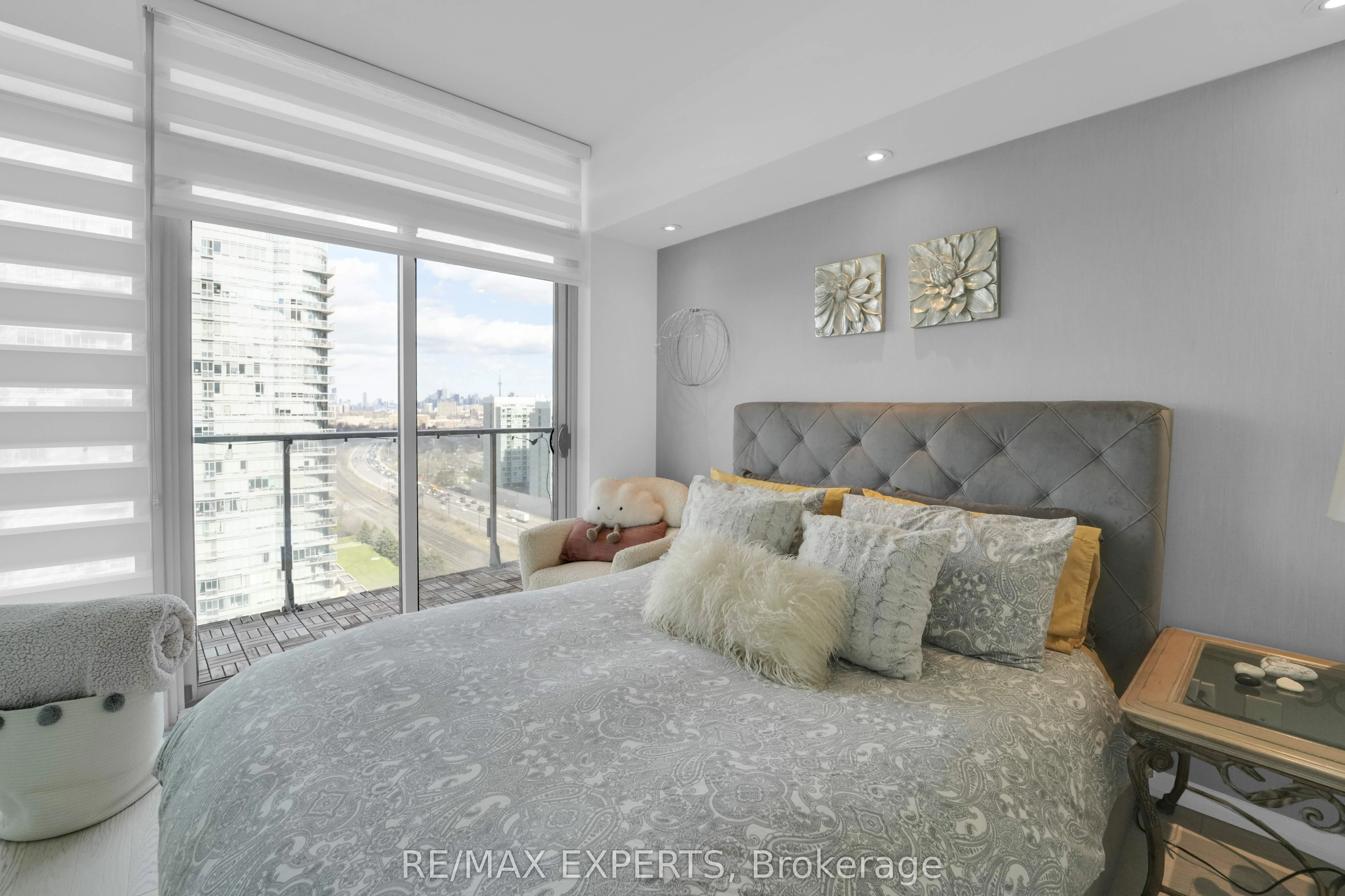 103 The Queensway #1915
