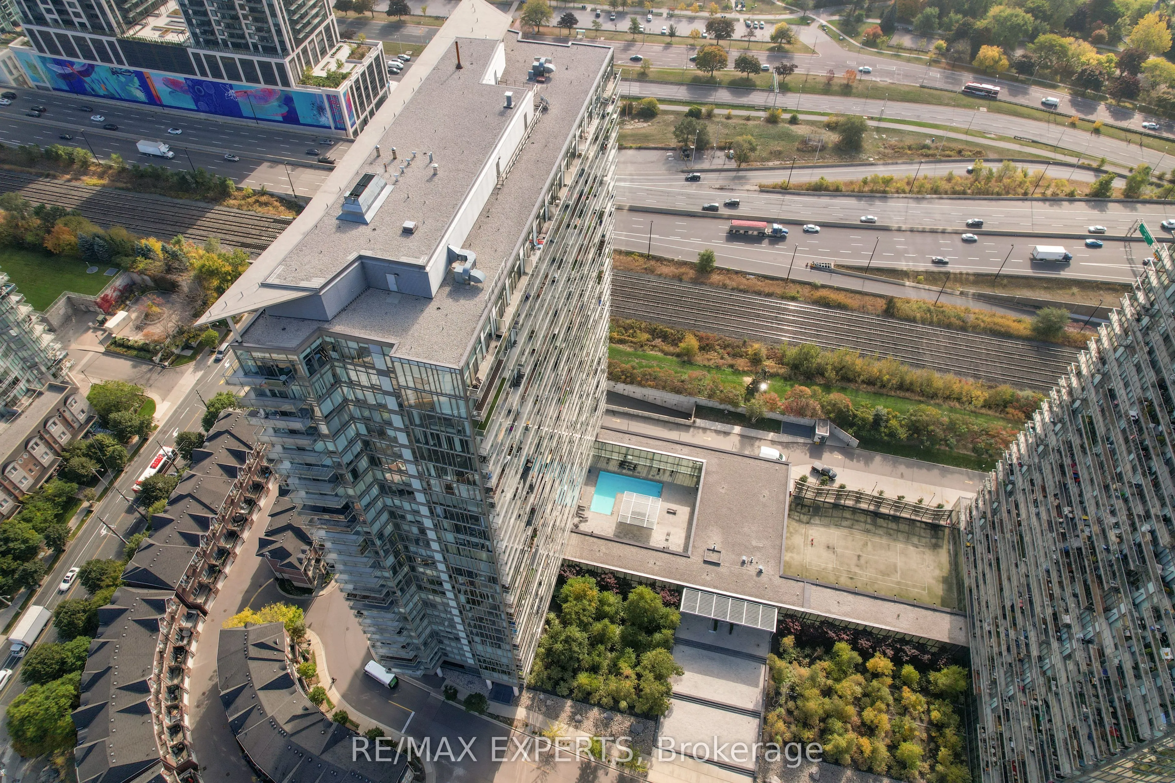 103 The Queensway #1915