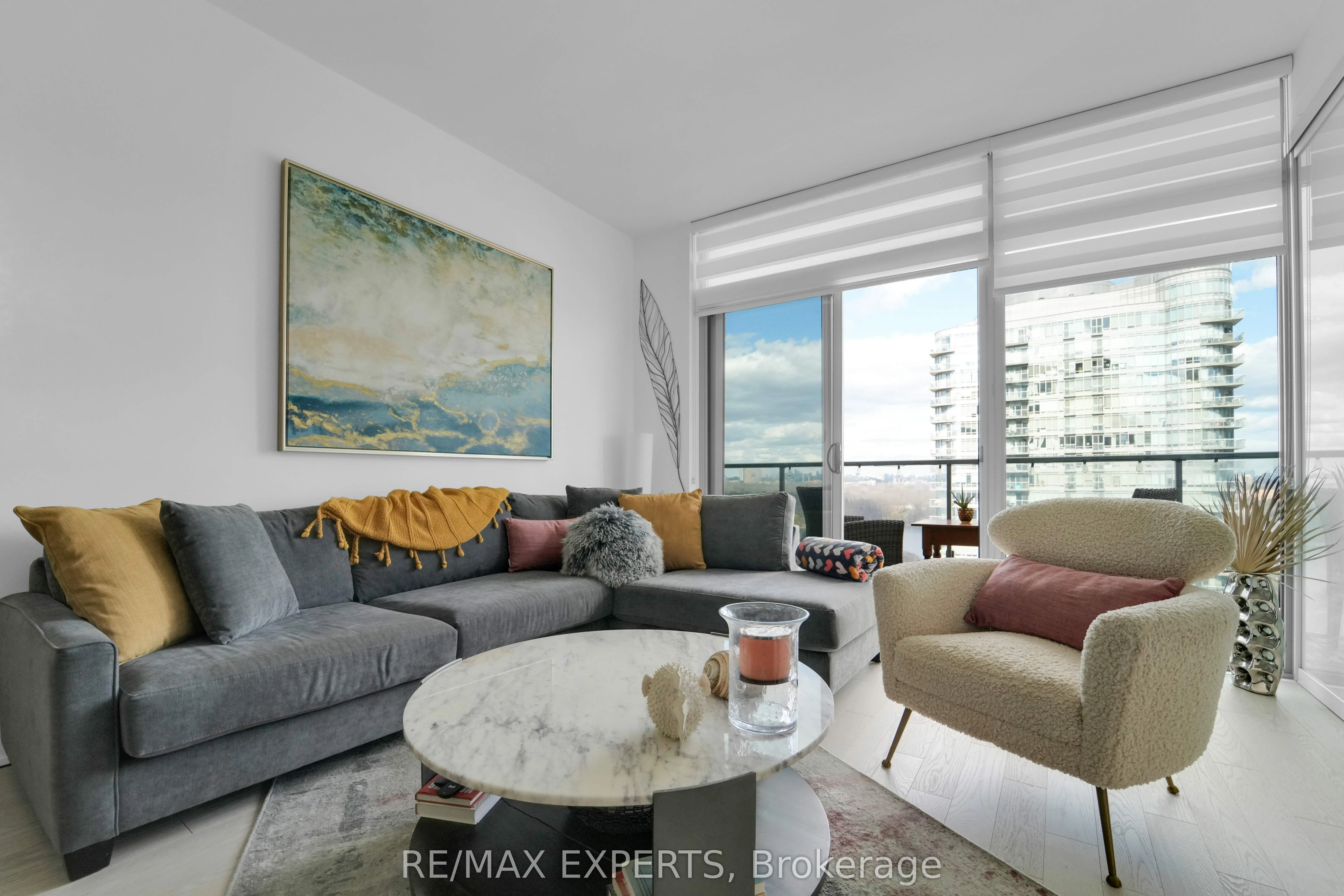 103 The Queensway #1915