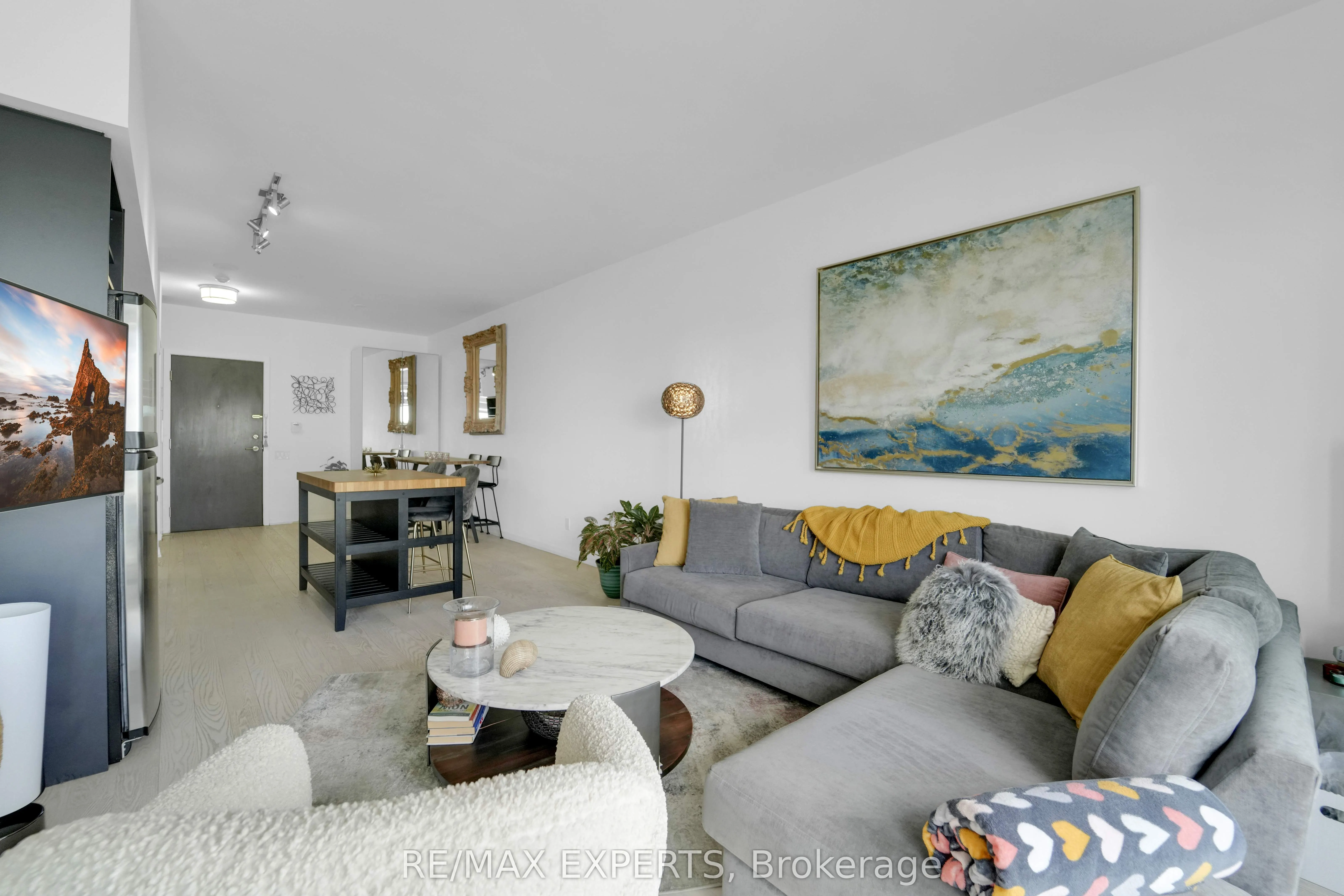 103 The Queensway #1915