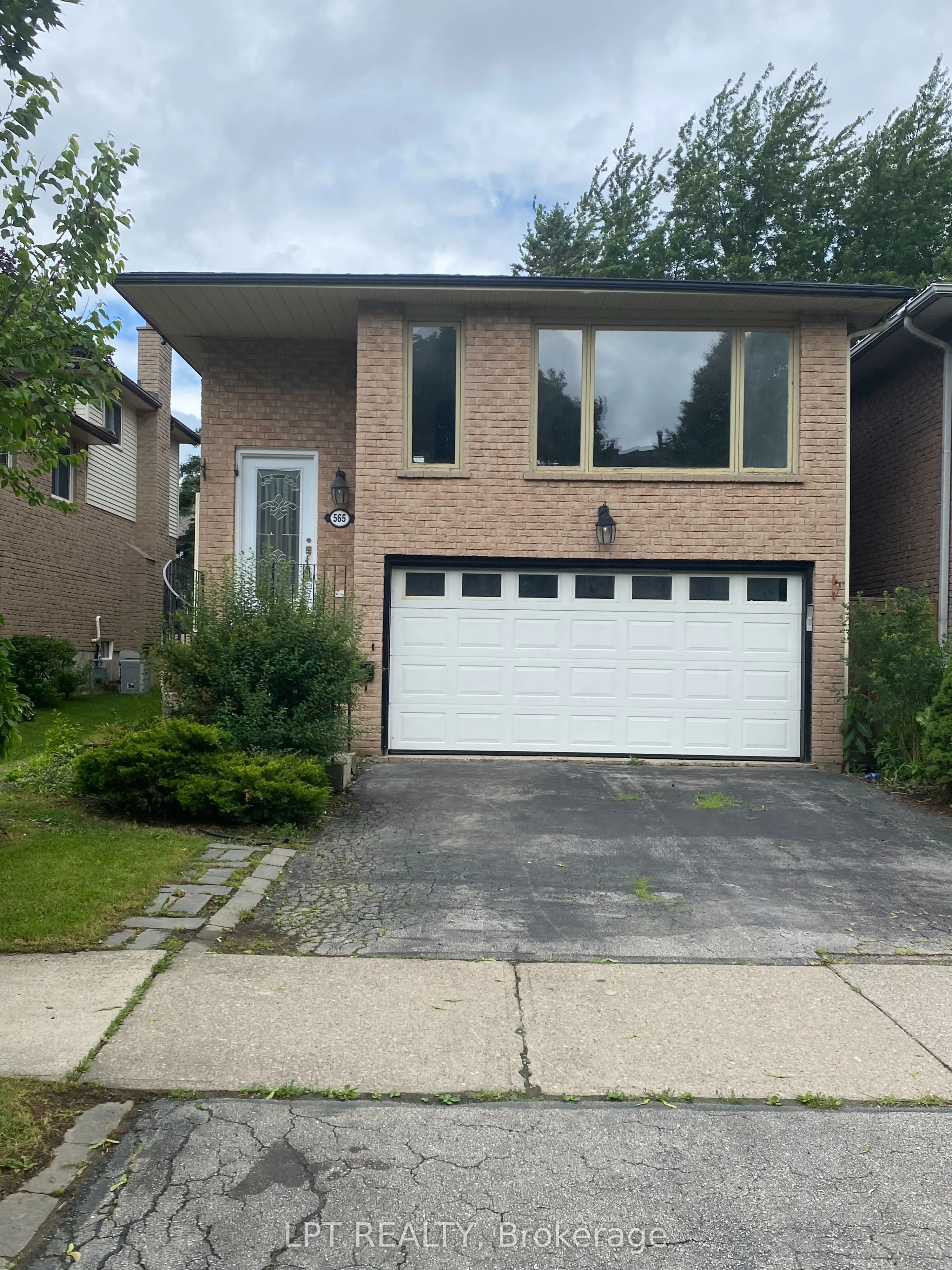 565 Hayward Crescent