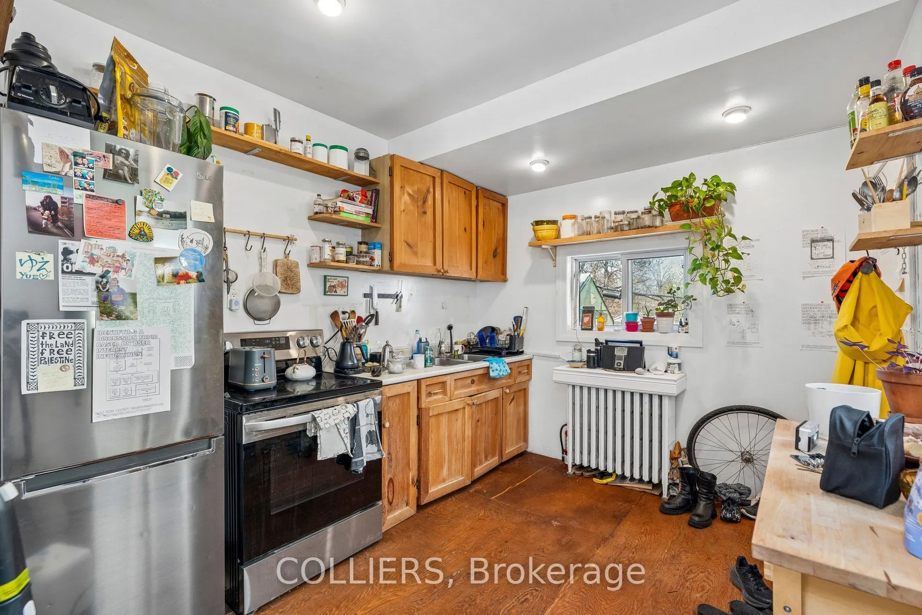 1594 Queen Street W