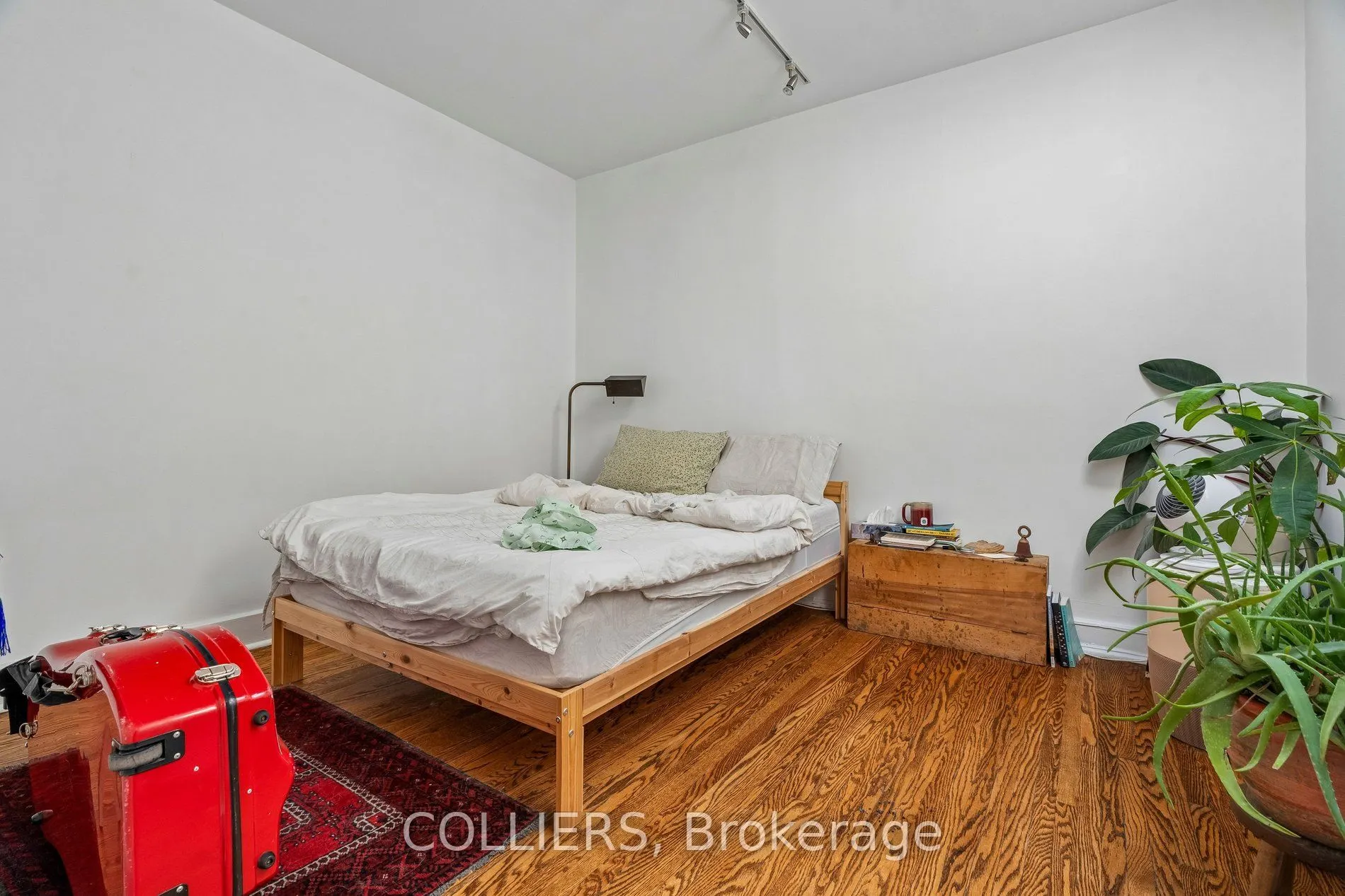 1594 Queen Street W