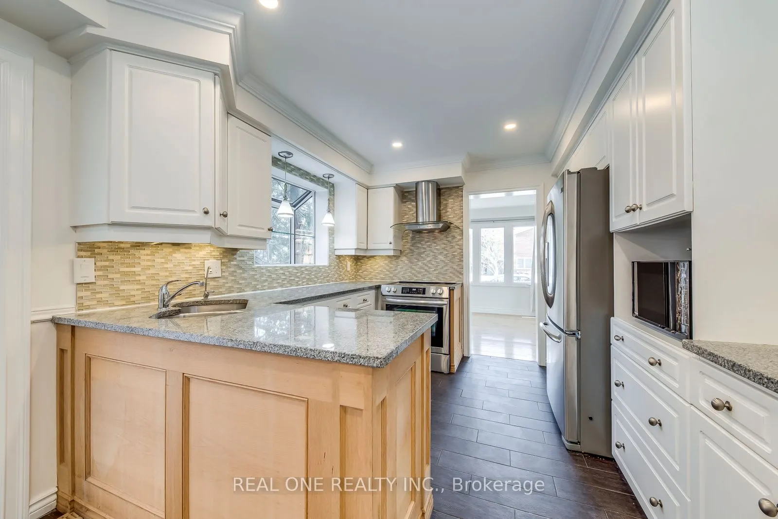 1585 Crombie Road