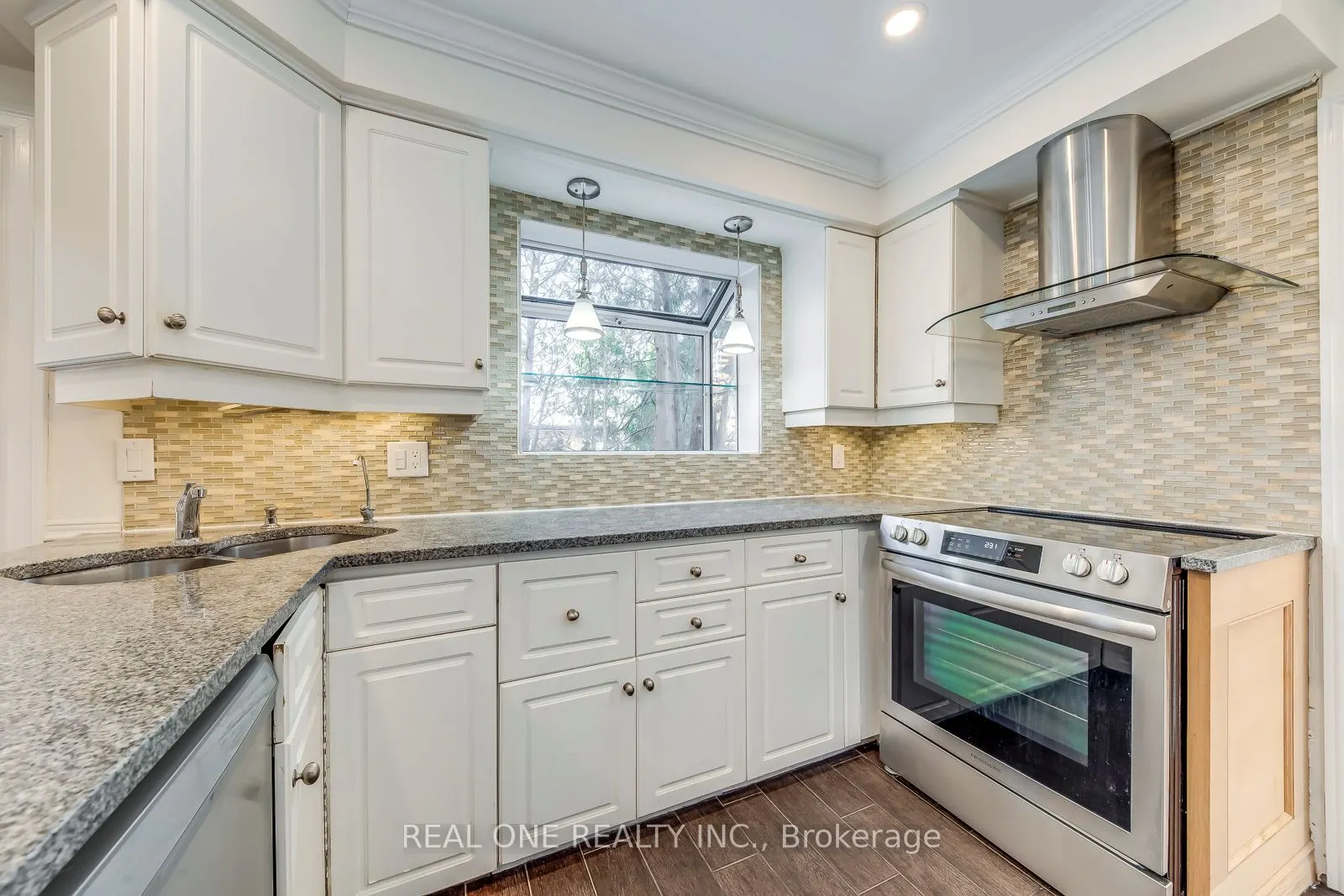1585 Crombie Road