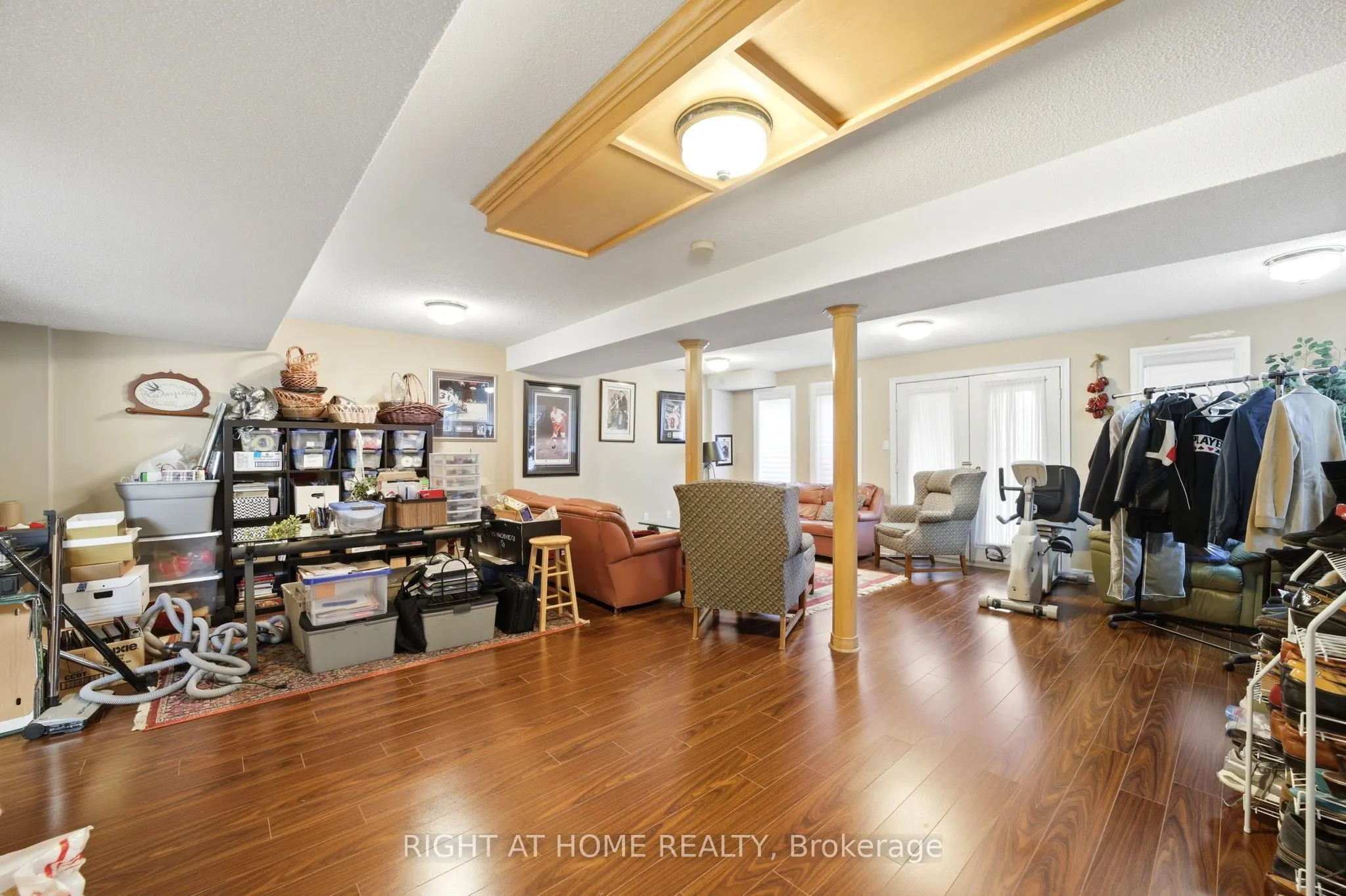 2121 Pinevalley Crescent