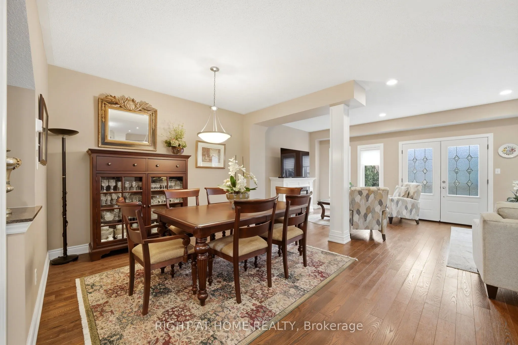 2121 Pinevalley Crescent