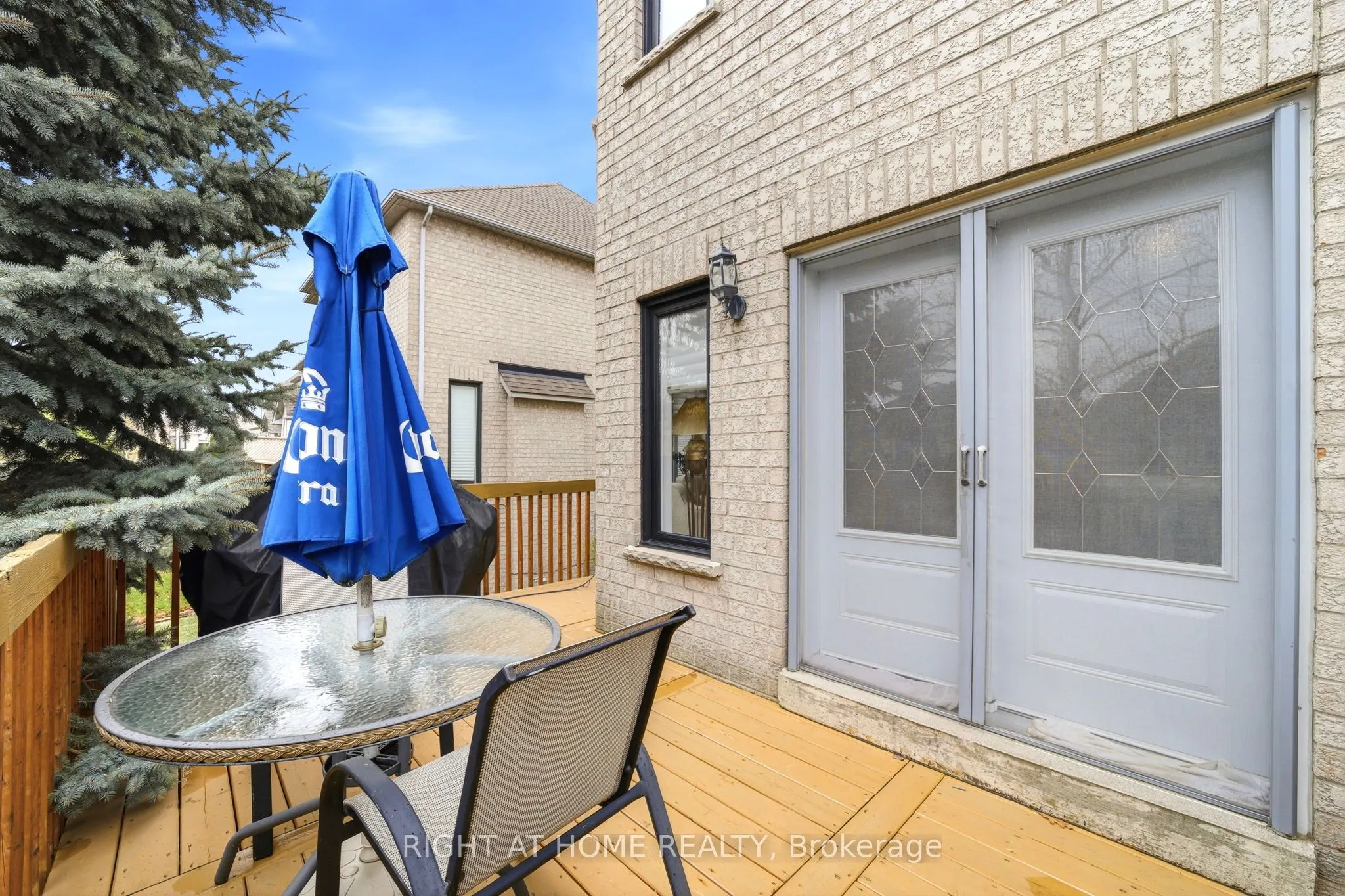 2121 Pinevalley Crescent