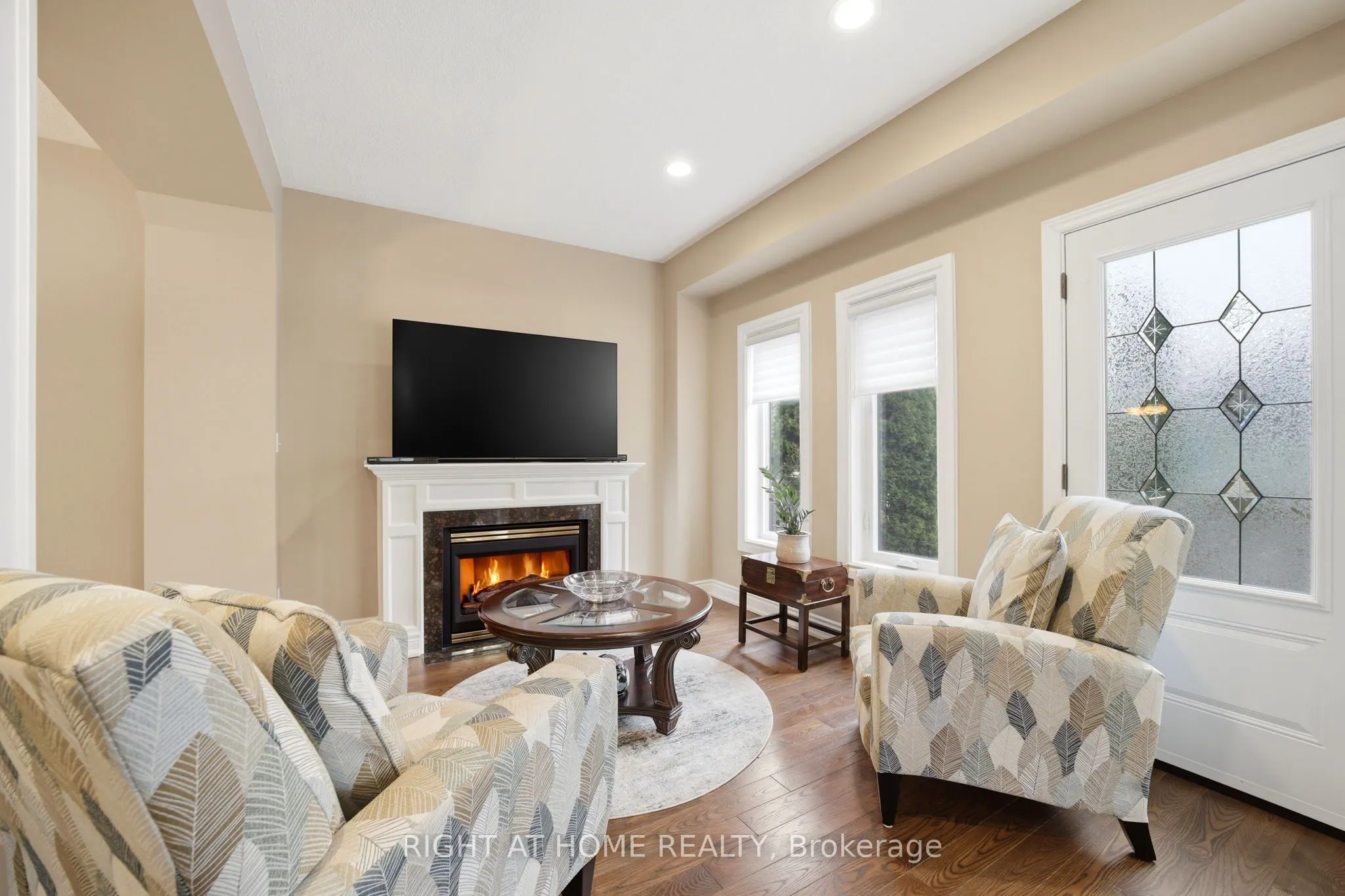 2121 Pinevalley Crescent